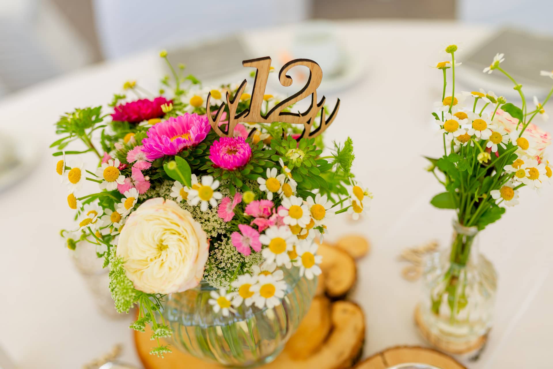 20180915 15 50 17 MK3 6800 Blumen Hochzeit Zier Holz Hochzeitsfotograf Reilingen Speyer Ida Philipp.D2F3QTk9 Fröhliche Blumenarrangements in kleinen Glasvasen am Hochzeitstisch