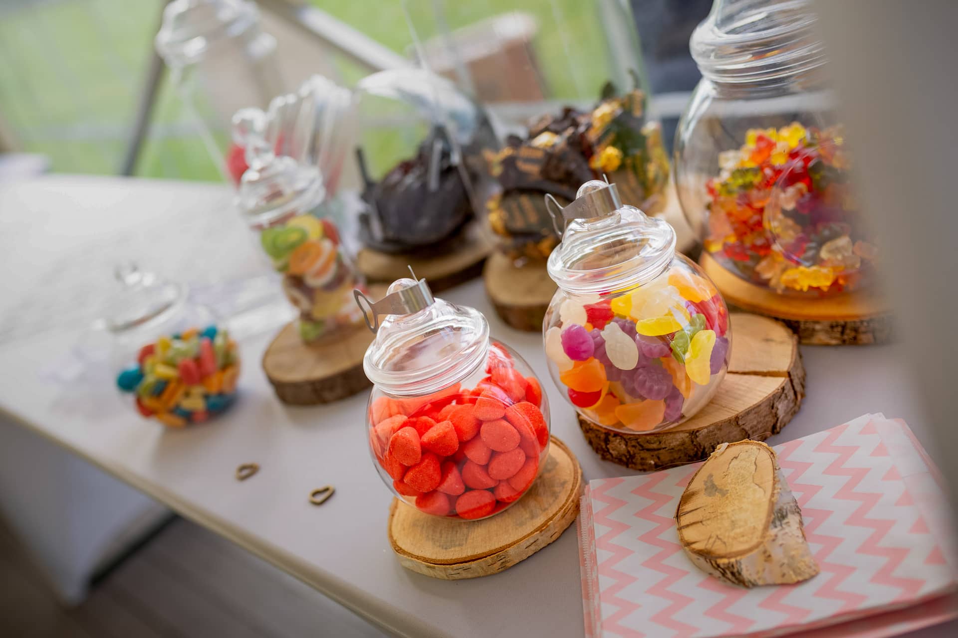 20180915 15 51 41 20180915 15 51 41 Geng Rummer Speyer Reilingen MK3 6829 Suessigkeiten Glaeser Holz Hochzeit Hochzeitsfotograf Reilingen Speyer Ida Philipp.C0sN5Drf Gläser mit bunten Süßigkeiten, Holzscheiben und Hochzeitstorte auf weißem Tisch