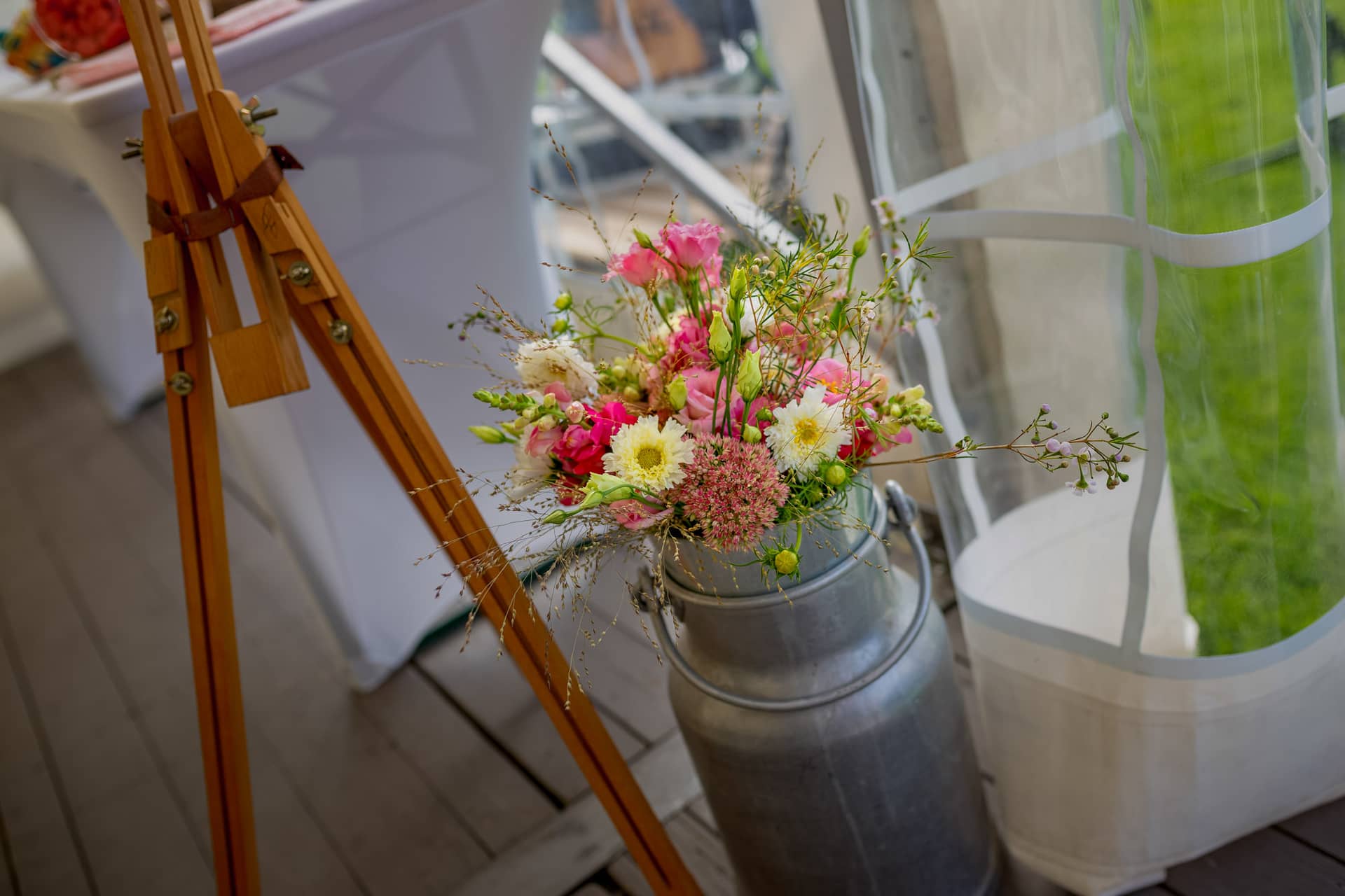 20180915 15 52 15 20180915 15 52 15 Geng Rummer Speyer Reilingen MK3 6840 Blumen Holz Metall Fenster Hochzeitsfotograf Reilingen Speyer Ida Philipp.CZeKp0hU Blumenstrauß, Holzgestell und alte Metallkanne als Deko im Festzelt