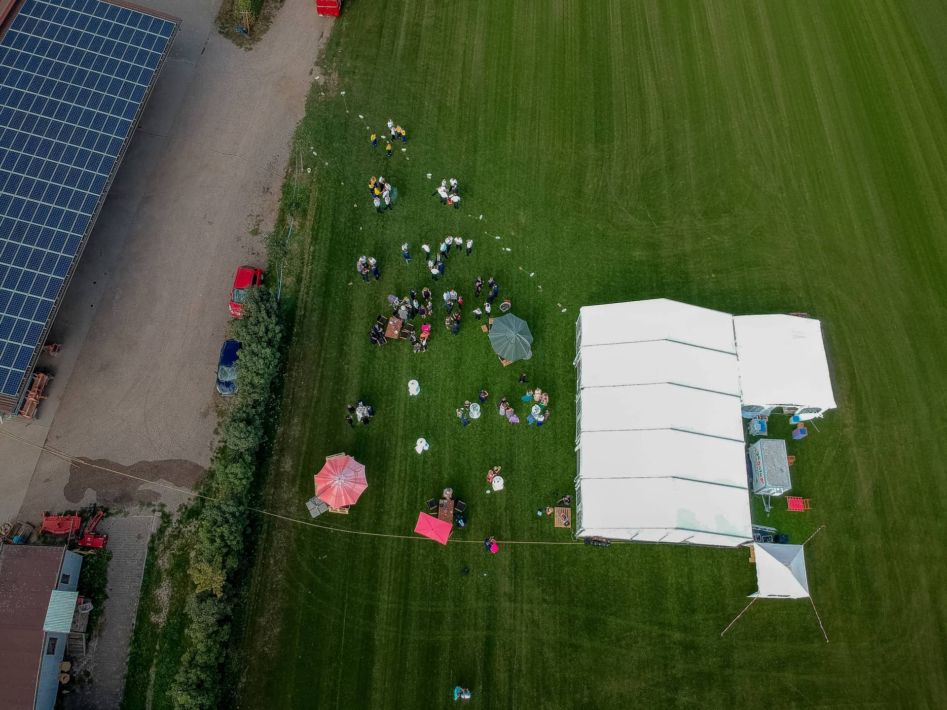 20180915 16 05 56 20180915 16 05 56 Geng Rummer Speyer Reilingen DJI 0359 Hochzeit Gras Party Glueck Hochzeitsfotograf Reilingen Speyer Ida Philipp.B1UEOh4 Drohnenaufnahme: Hochzeitsgesellschaft unter weißem Festzelt auf grüner Wiese in Reilingen