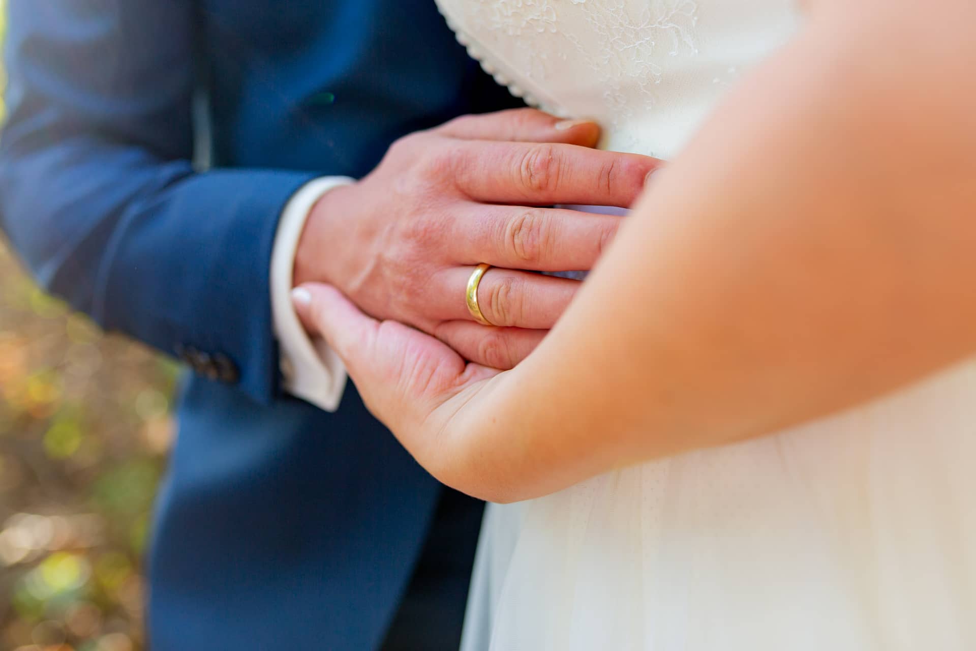 20180915 16 32 32 MK3 6965 Hochzeit Liebe Braut Ring Hochzeitsfotograf Reilingen Speyer Ida Philipp.Coox580d Brautpaar hält Hände – Eheringe glänzen im Sommerlicht am See