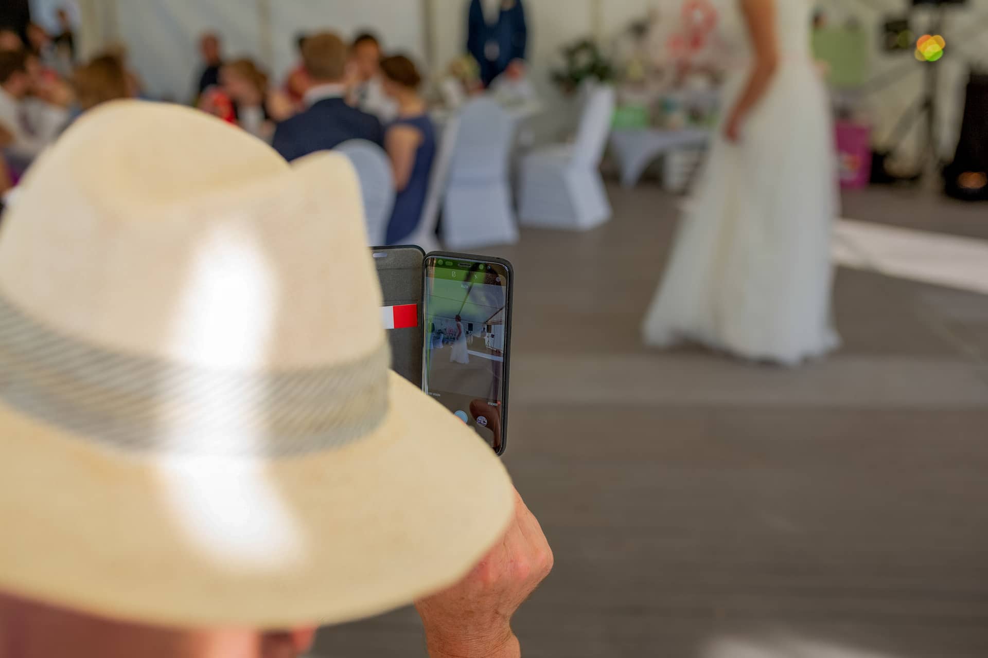 20180915 17 15 40 20180915 17 15 40 Geng Rummer Speyer Reilingen MK3 7213 Hochzeit Strand Sonne Gaeste Hochzeitsfotograf Reilingen Speyer Ida Philipp.D Gep1z Hochzeitsgäste genießen die Zeit am See während des Brautpaarshooting