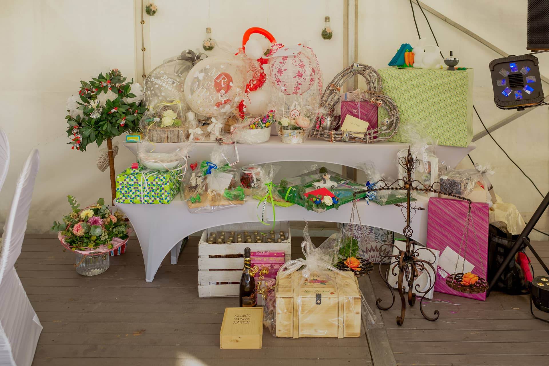 20180915 17 16 31 20180915 17 16 31 Geng Rummer Speyer Reilingen MK3 7223 Blumen Geschenke Holz Tisch Hochzeitsfotograf Reilingen Speyer Ida Philipp.DobZpzr4 Hochzeitsszene mit Blumen, Geschenken und Holzboxen auf weißem Tisch