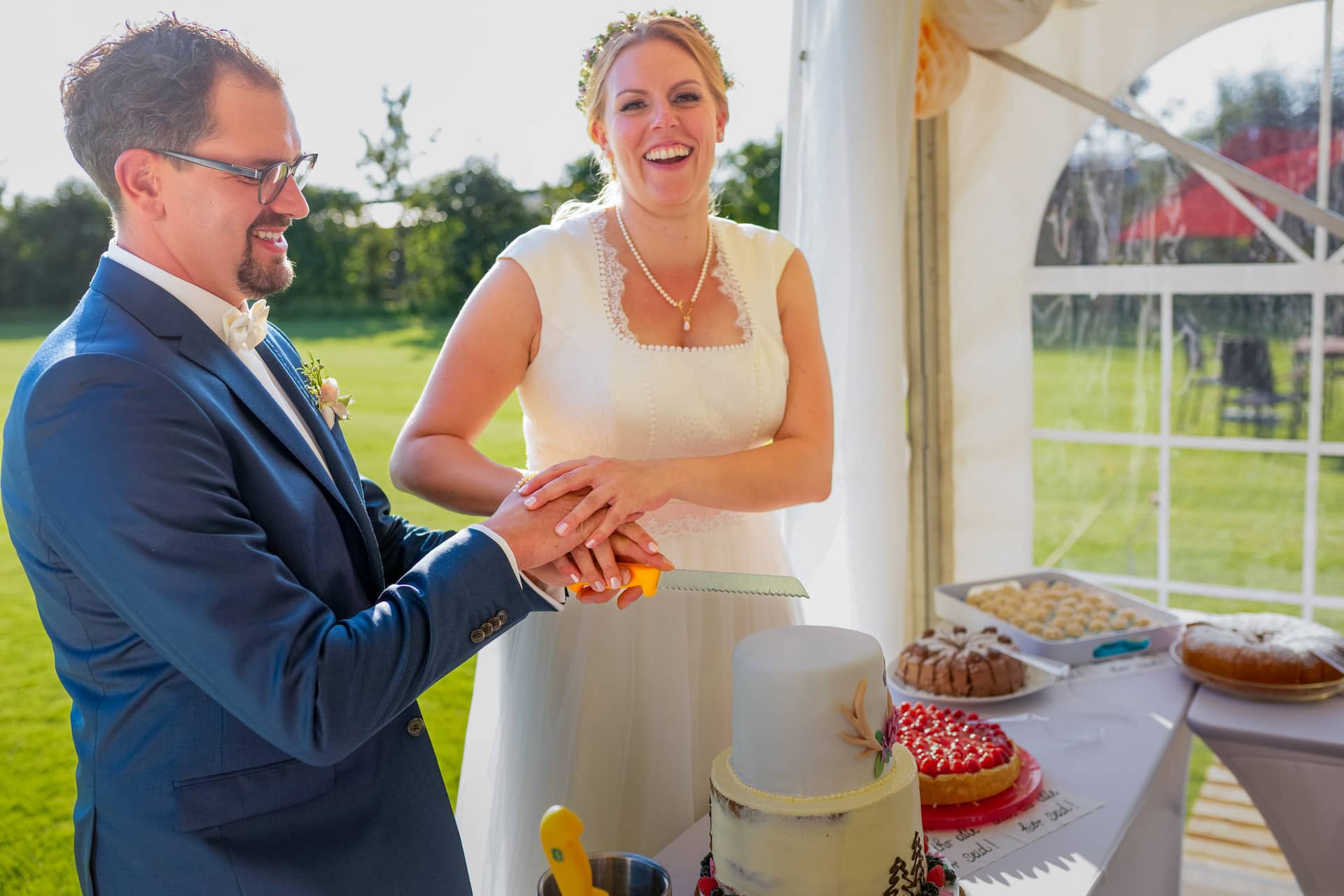 20180915 17 21 12 20180915 17 21 12 Geng Rummer Speyer Reilingen MK3 7260 Hochzeitstorte Braut Garten Spitze Hochzeitsfotograf Reilingen Speyer Ida Philipp.G1ZBmE7h Brautpaar schneidet gemeinsam die Hochzeitstorte auf der grünen Wiese