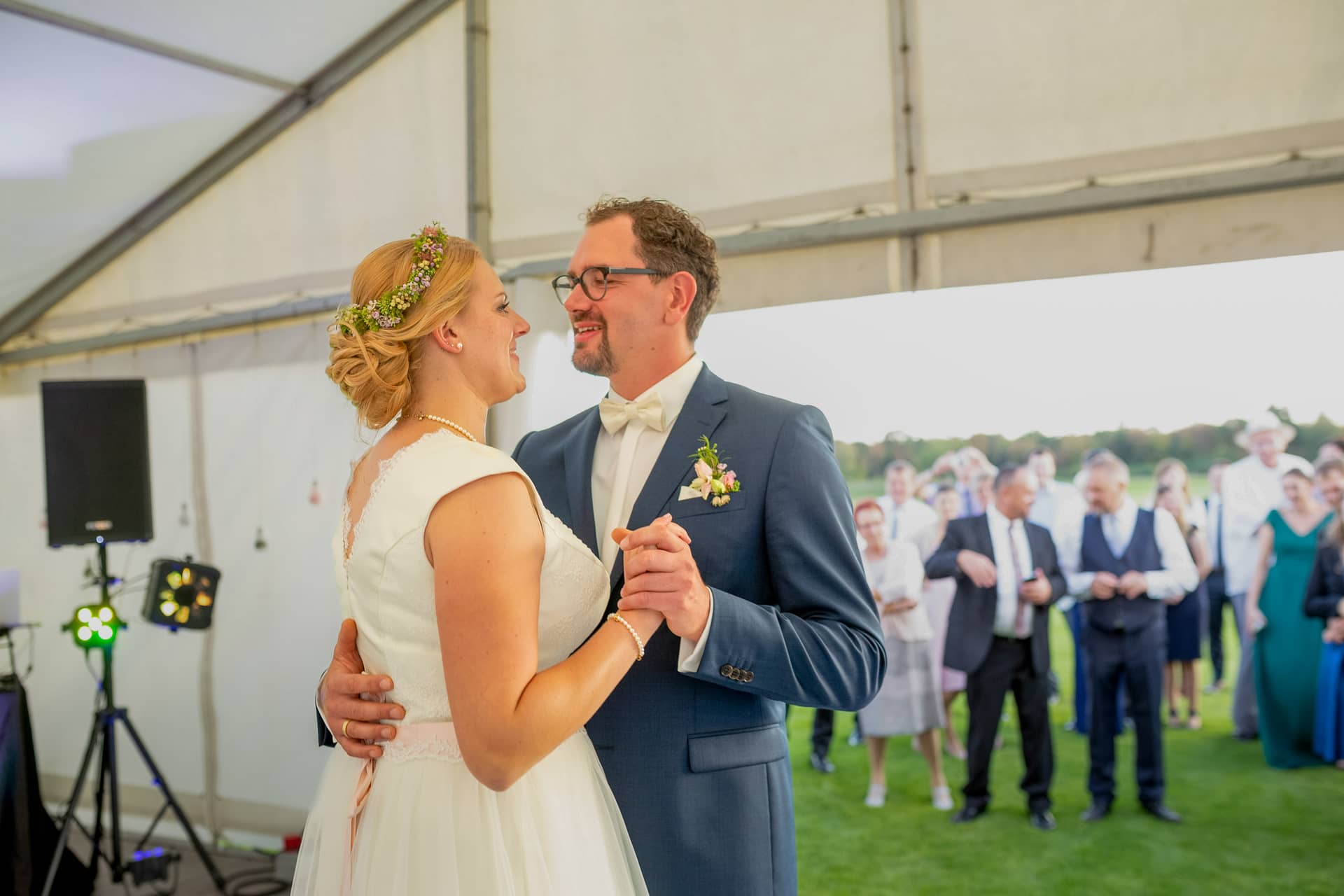 20180915 18 56 56 20180915 18 56 56 Geng Rummer Speyer Reilingen MK3 7644 Hochzeit Tanz Braut Braeutigam Hochzeitsfotograf Reilingen Speyer Ida Philipp.CyxKpxKn Brautpaar tanzt romantisch auf der Hochzeitsfeier im Festzelt in Reilingen