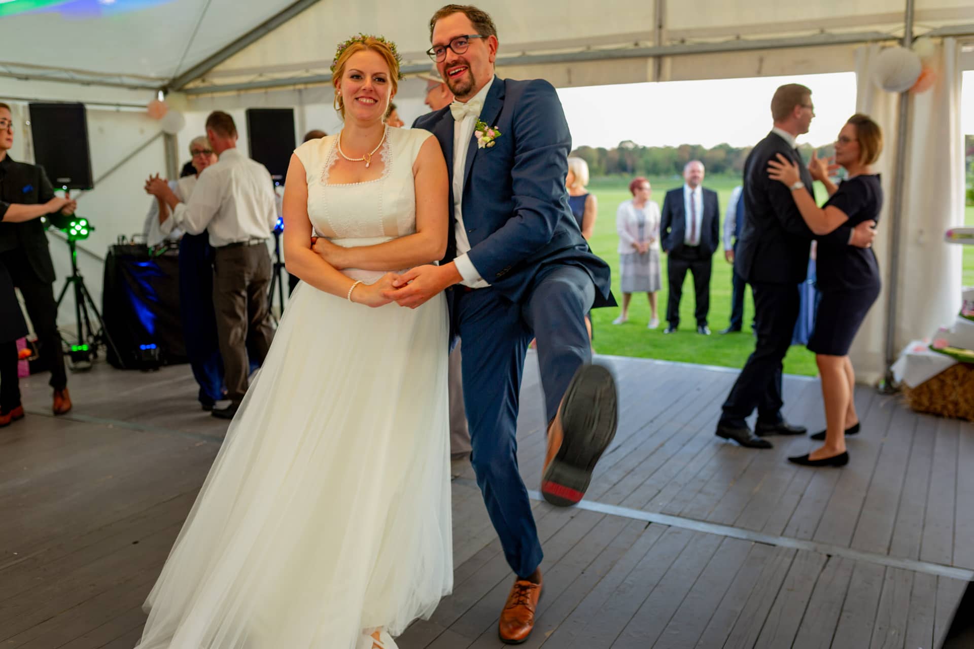 20180915 19 00 46 MK3 7997 Hochzeit Braut Tanz Glueck Hochzeitsfotograf Reilingen Speyer Ida Philipp.BNoOF3CT Brautpaar tanzt ausgelassen auf dem Hochzeitsfest unter dem Zeltdach