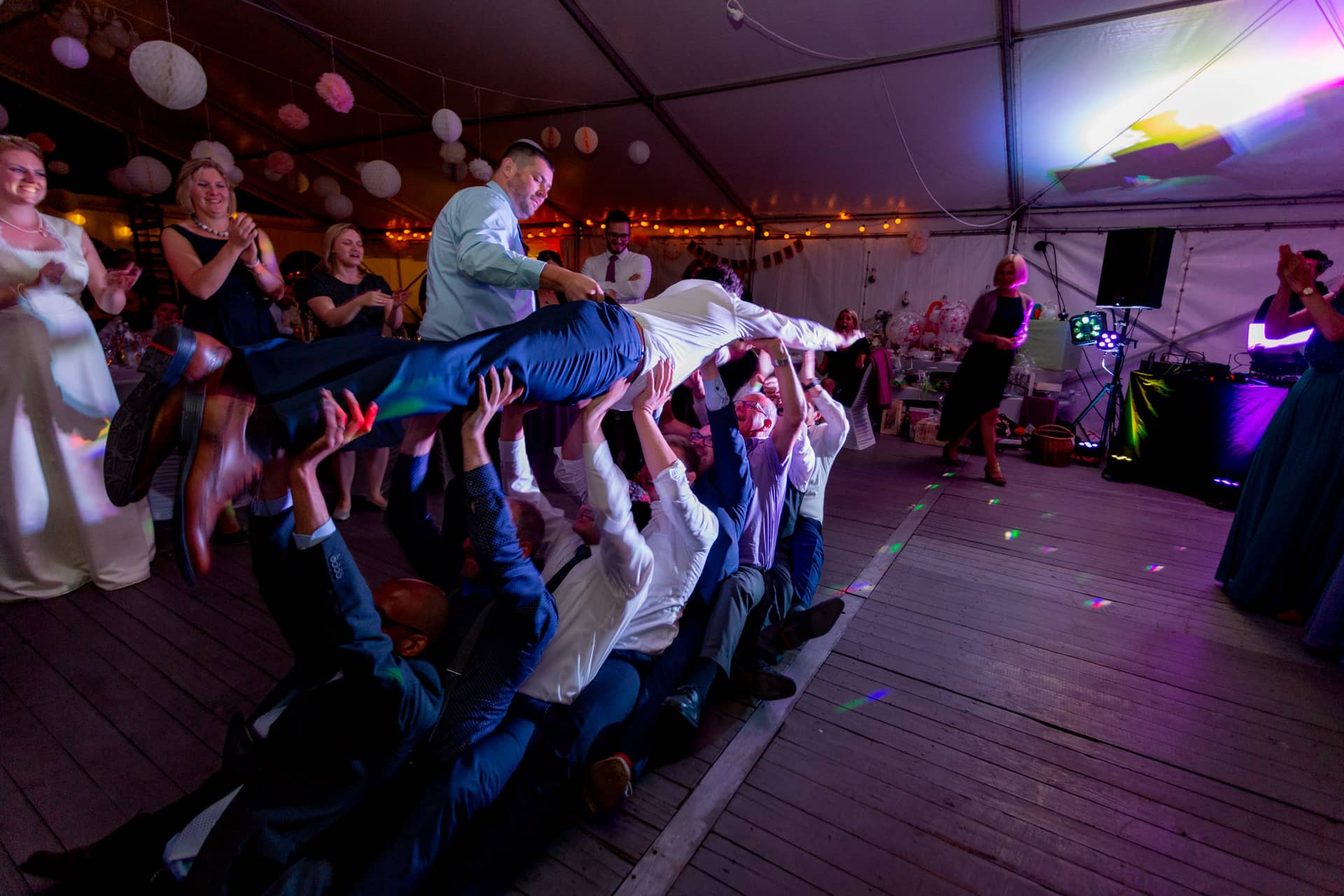 20180915 23 35 35 MK3 9129 Hochzeit Tanz Freude Party Hochzeitsfotograf Reilingen Speyer Ida Philipp.D 3r52iO Hochzeitsgast wird von Brautpaar in die Luft gehoben – ausgelassene Party-Stimmung