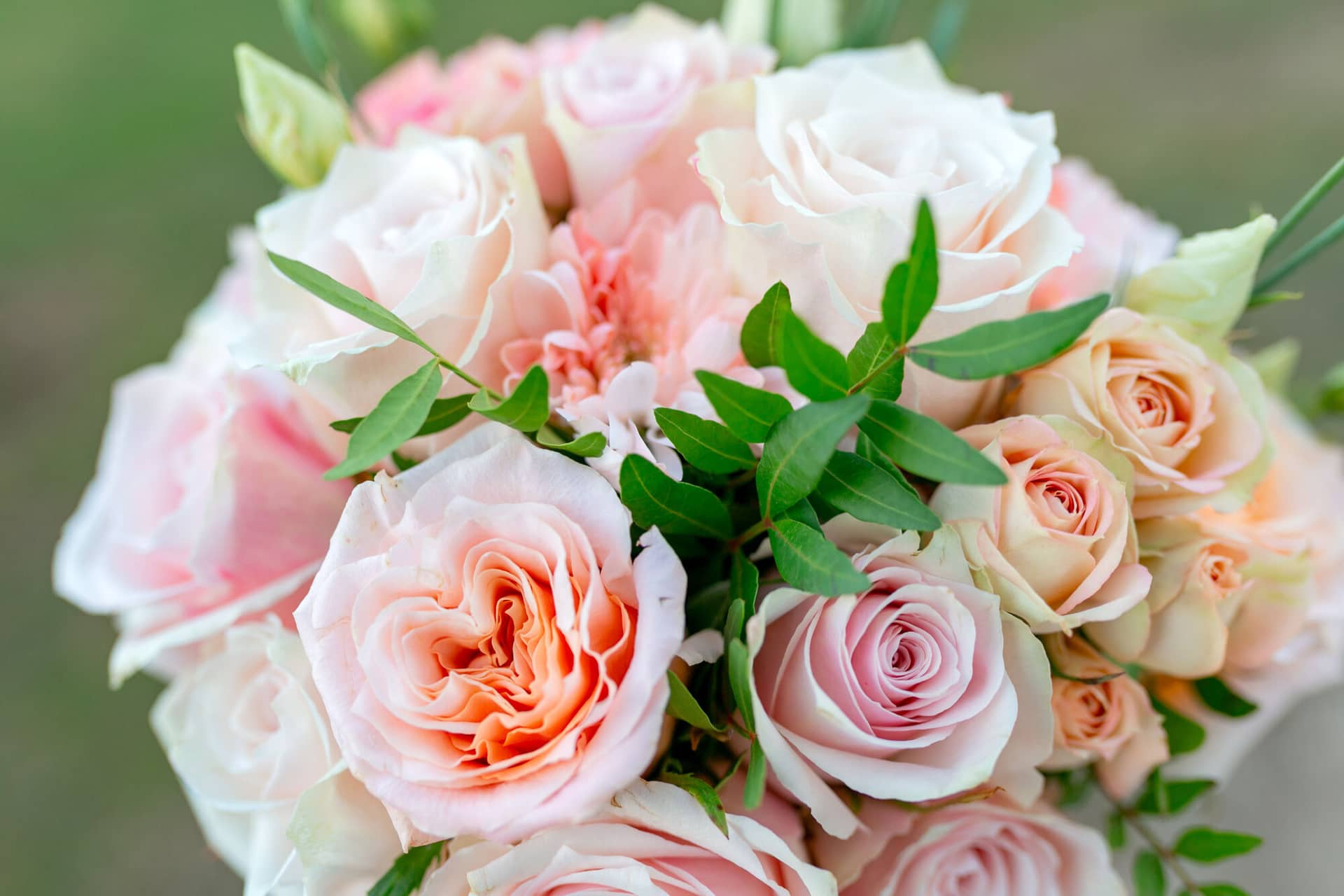 20181225 16 50 53 MK3 4517 Brautpaarshooting Worms Hochzeitsfeier Mannheim.CAqGu6cp Runder Brautstrauß aus rosafarbenen Rosen und Pfingstrosen auf hellem Untergrund, Detailaufnahme