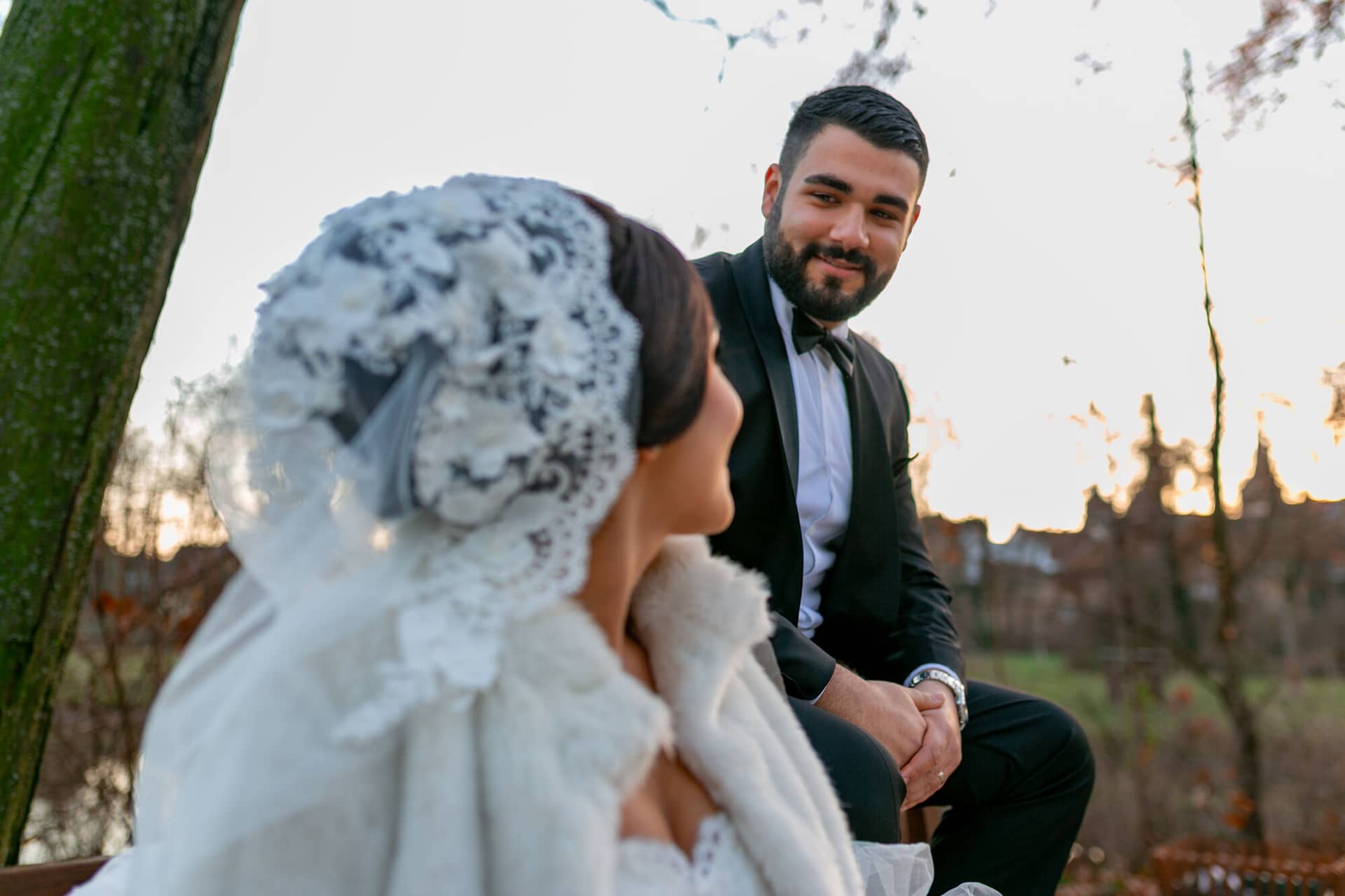 20181225 16 57 47 MK3 4555 Brautpaarshooting Worms Hochzeitsfeier Mannheim.BCC6FekZ Brautpaar steht sich gegenüber auf einem Parkweg, Herbst- und Winterlaub auf dem Boden, ruhige Waldatmosphäre