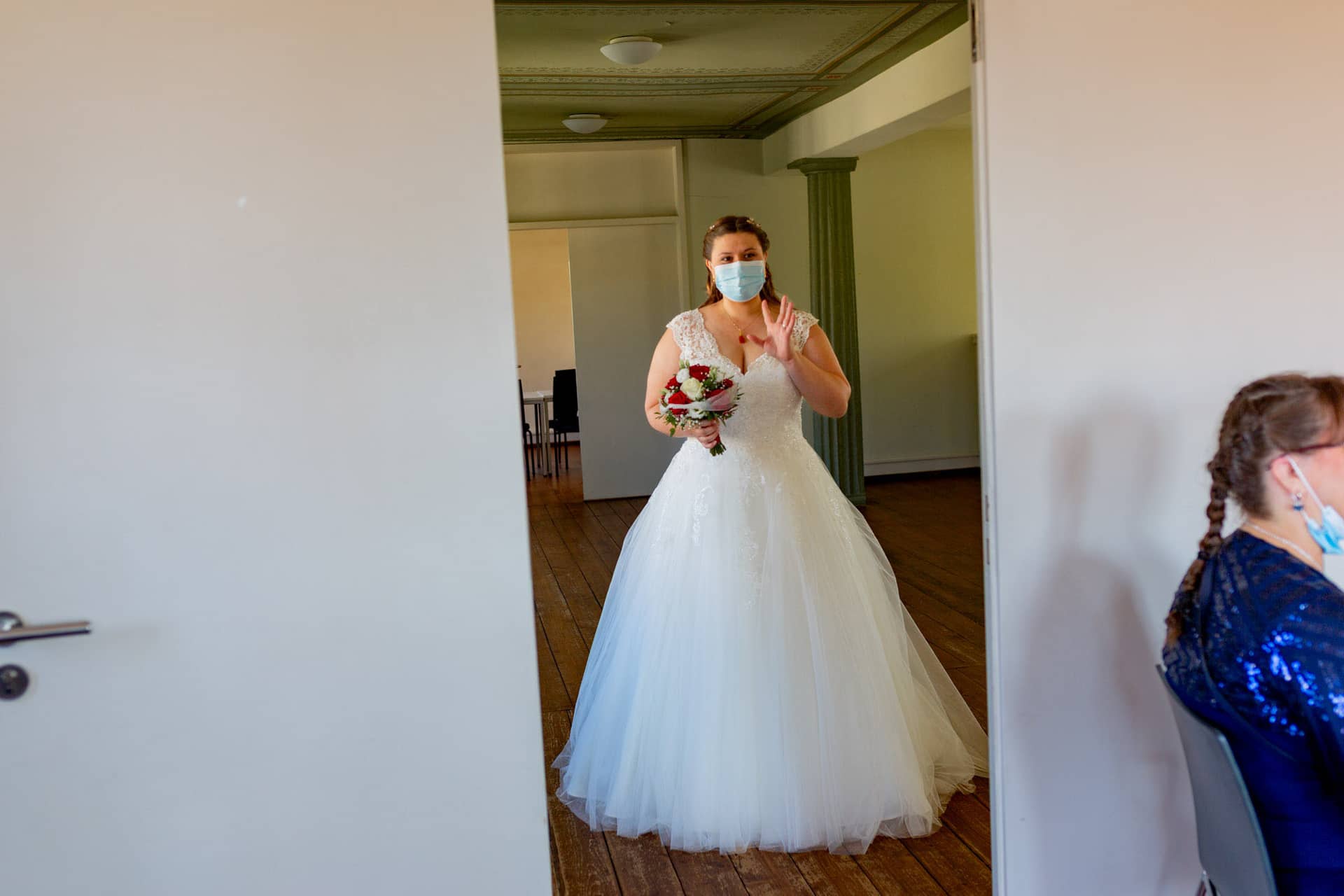 20210903 11 07 02 Wenz Braut Betritt Standesamt MK3 3897.HQexiA 1 Braut betritt den Trausaal im Standesamt Feudenheim mit Brautstrauß aus roten Rosen