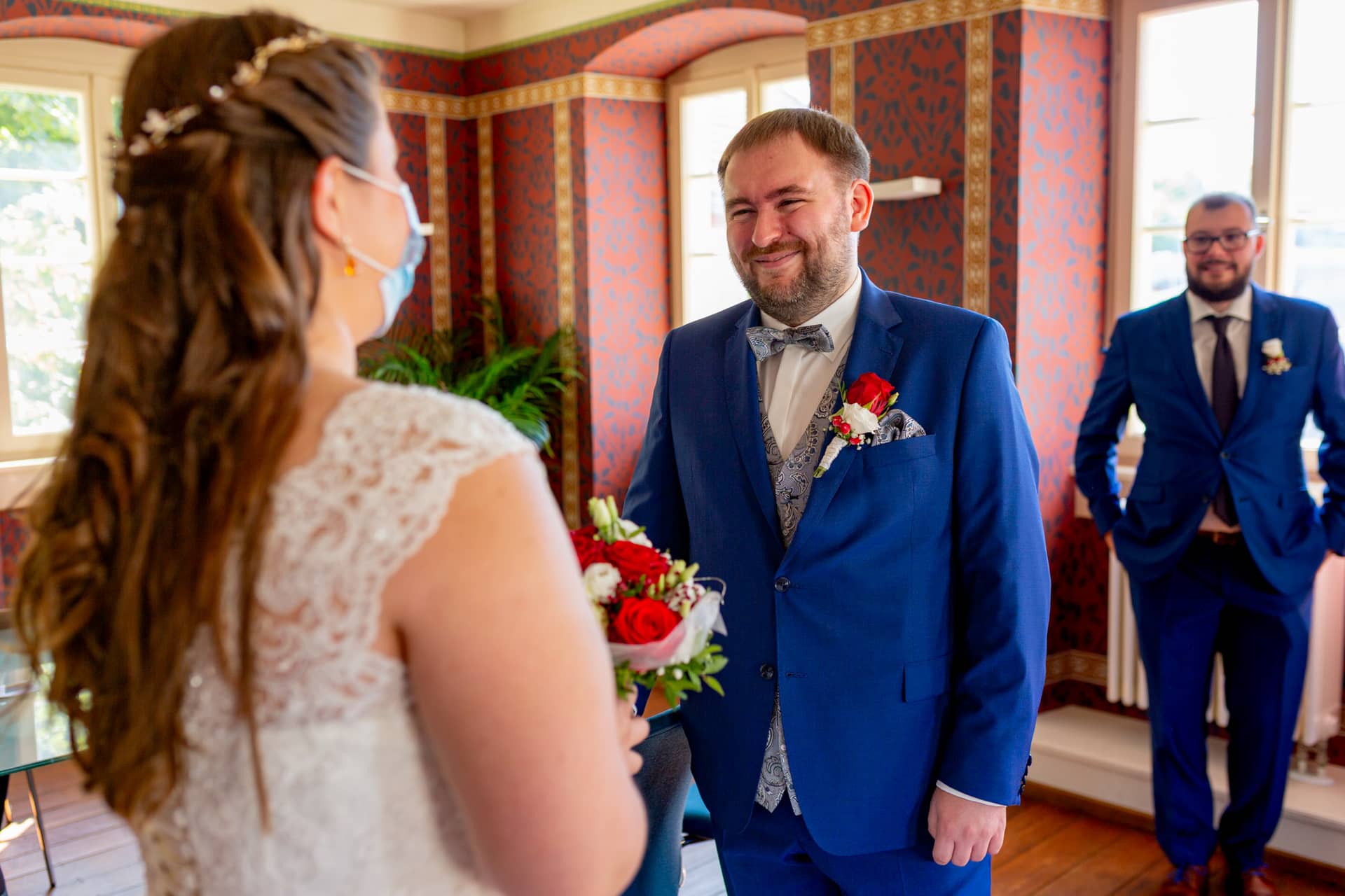 20210903 11 07 18 Wenz First Look Brautpaar MK3 3916.MsbL8KxE First Look – Bräutigam sieht die Braut zum ersten Mal im Hochzeitskleid im Standesamt