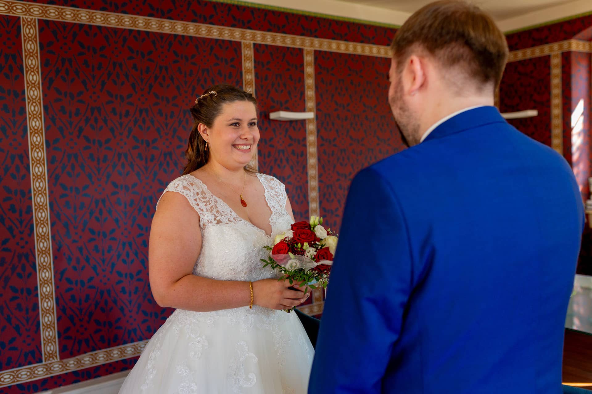 20210903 11 07 25 Wenz First Look Portrait MK3 3923.Fp7WmTJe Brautpaar lächelt sich an beim First Look im Standesamt Feudenheim