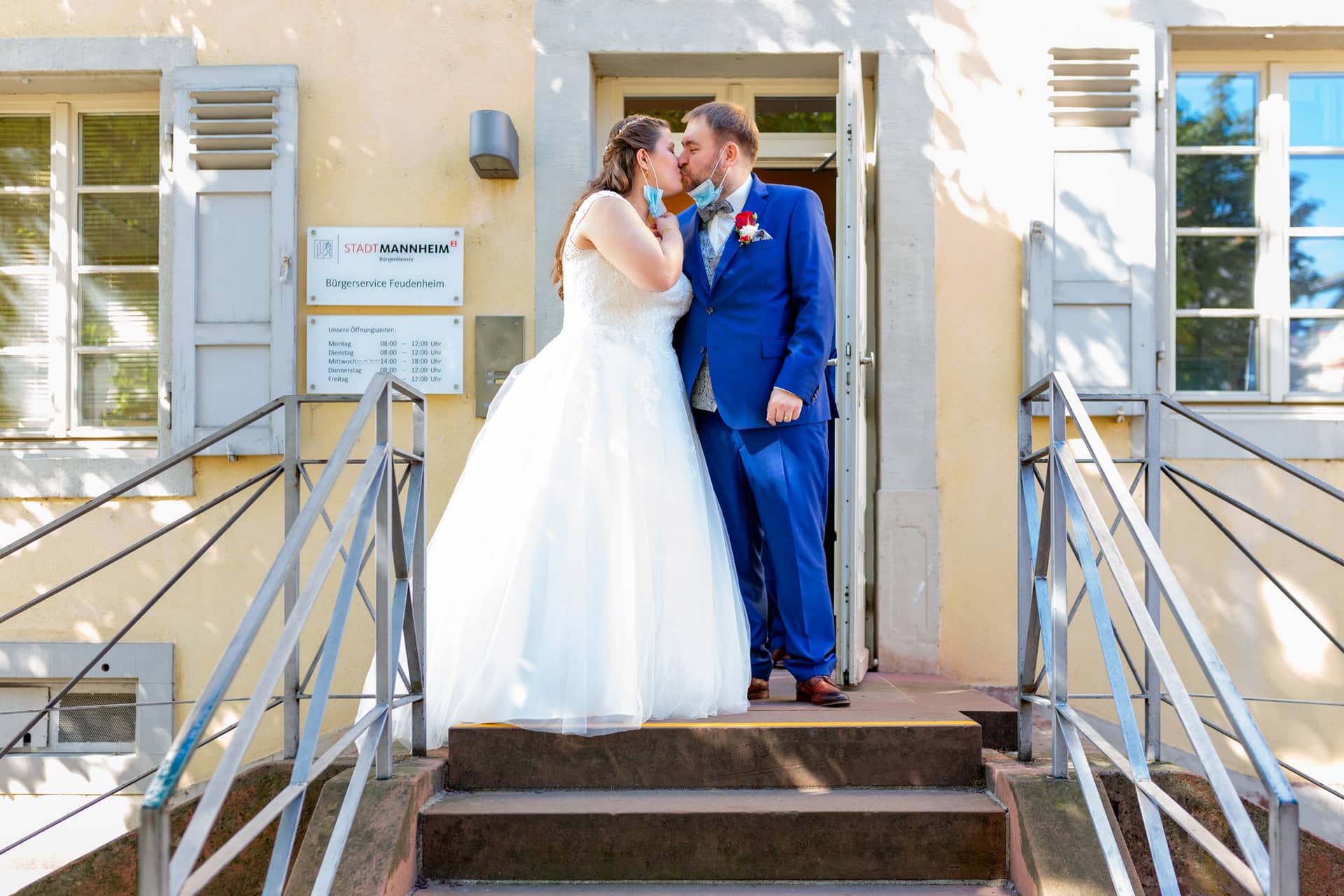20210903 11 22 15 Wenz Kuss Vor Standesamt MK3 4264.Kr5luMgX Brautpaar küsst sich auf den Stufen vor dem Standesamt Mannheim-Feudenheim