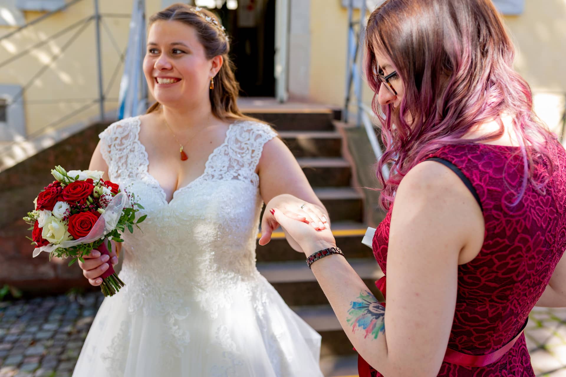 20210903 11 29 01 Wenz Braut Mit Trauzeugin MK3 4323.Dcuj1i7w Braut mit Trauzeugin auf den Stufen vor dem Standesamt