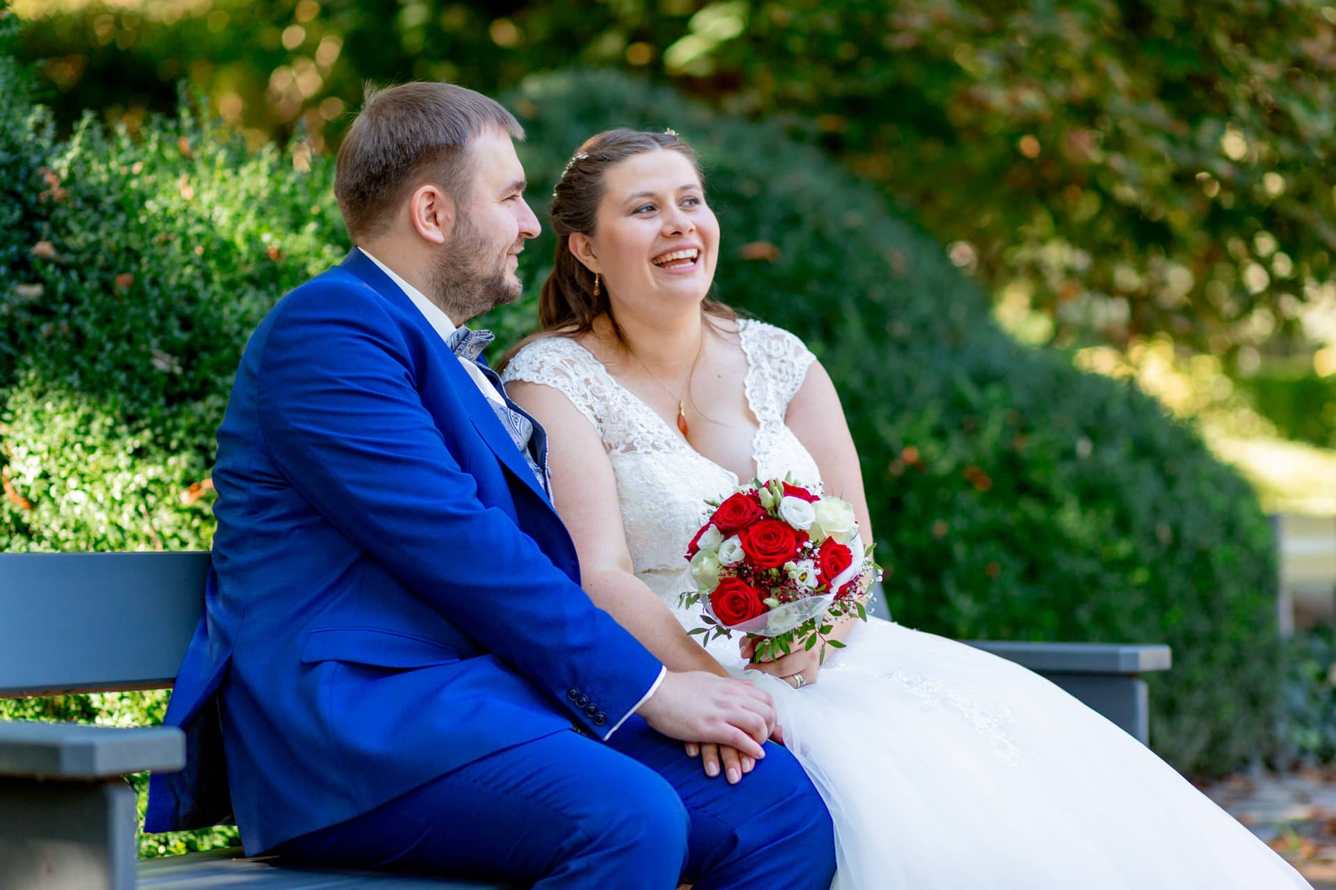 20210903 12 45 23 Wenz Brautpaar Parkbank Luisenpark MK3 4555.Bo8AQQGf Brautpaar sitzt entspannt auf einer Parkbank im Luisenpark Mannheim