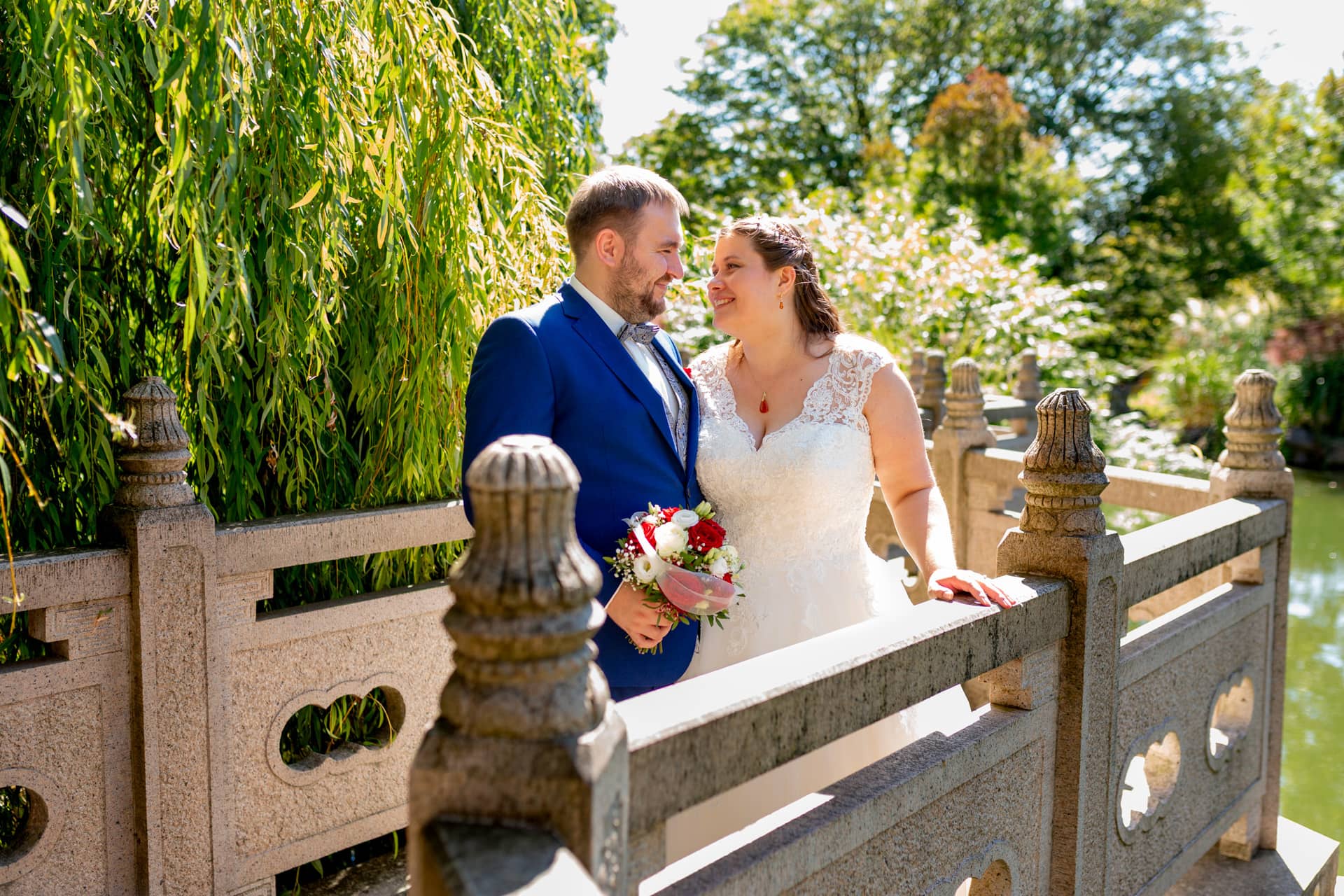 20210903 13 13 46 Wenz Brautpaar Chinesische Bruecke Luisenpark MK3 4690.BxAUyLxl Brautpaar steht auf der chinesischen Steinbrücke mit herzförmigen Aussparungen im Luisenpark, Trauerweiden im Hintergrund