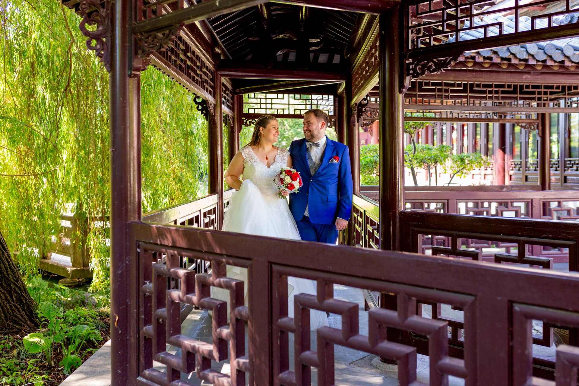 20210903 13 16 38 Wenz Brautpaar Chinesischer Garten Luisenpark MK3 4774.9KUBoZ2U Brautpaar im überdachten Gang des Chinesischen Gartens im Luisenpark Mannheim