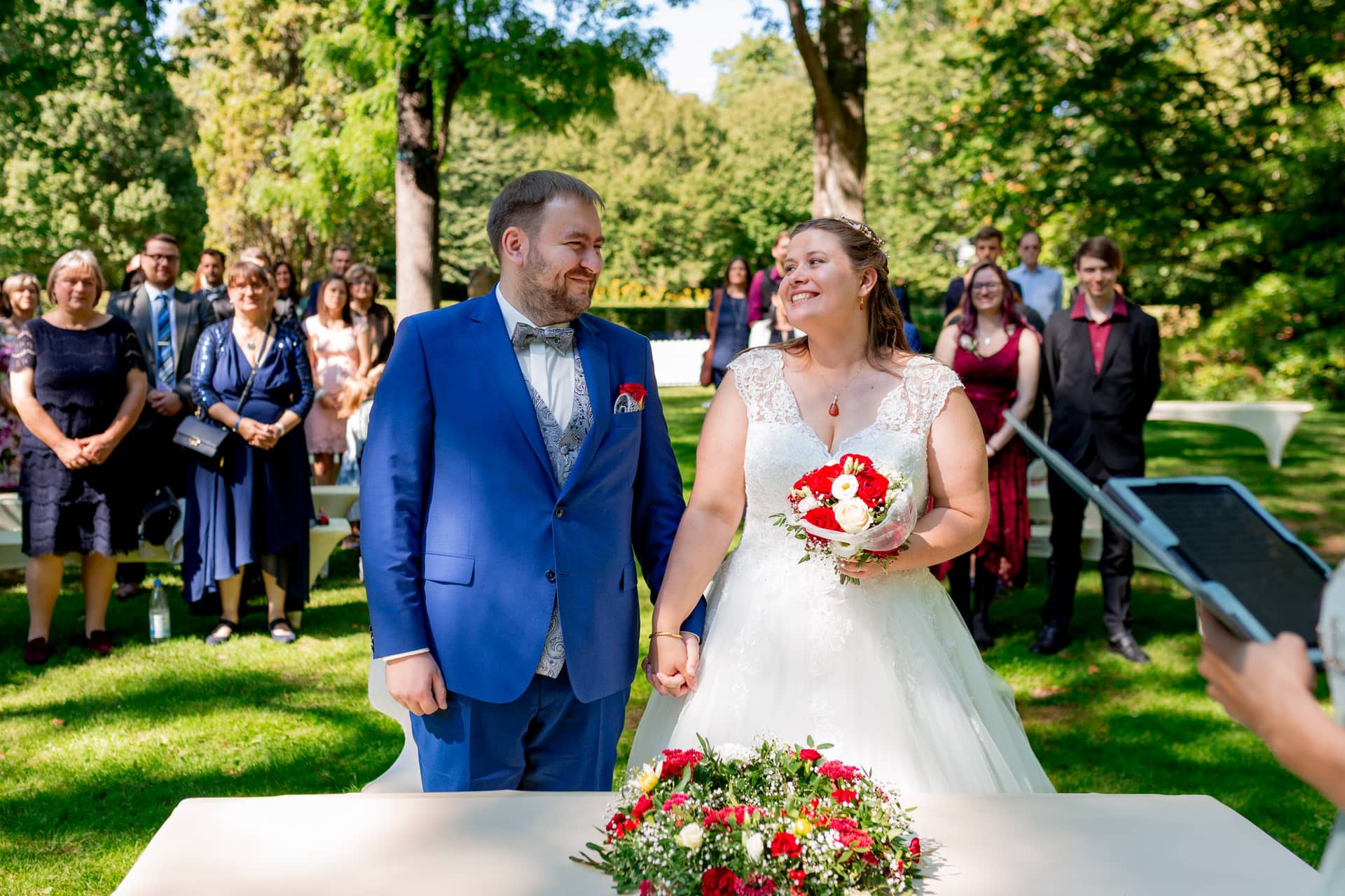 20210903 14 28 05 Wenz Brautpaar Gaeste Nach Trauung MK3 4967.BuBy4fbM Brautpaar mit Gästen nach der freien Trauung im Garten des Luisenparks