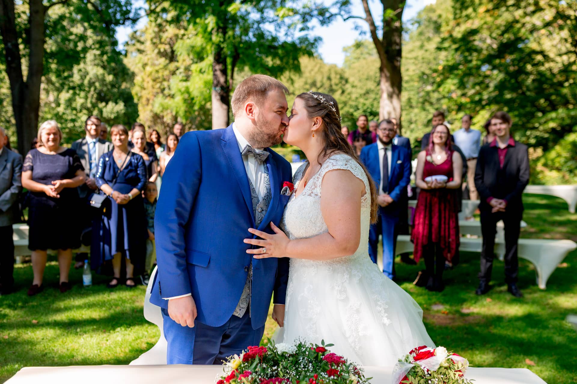 20210903 14 32 49 Wenz Kuss Freie Trauung MK3 5057.5CG53rQl Kuss des Brautpaares nach der freien Trauung im Luisenpark Mannheim