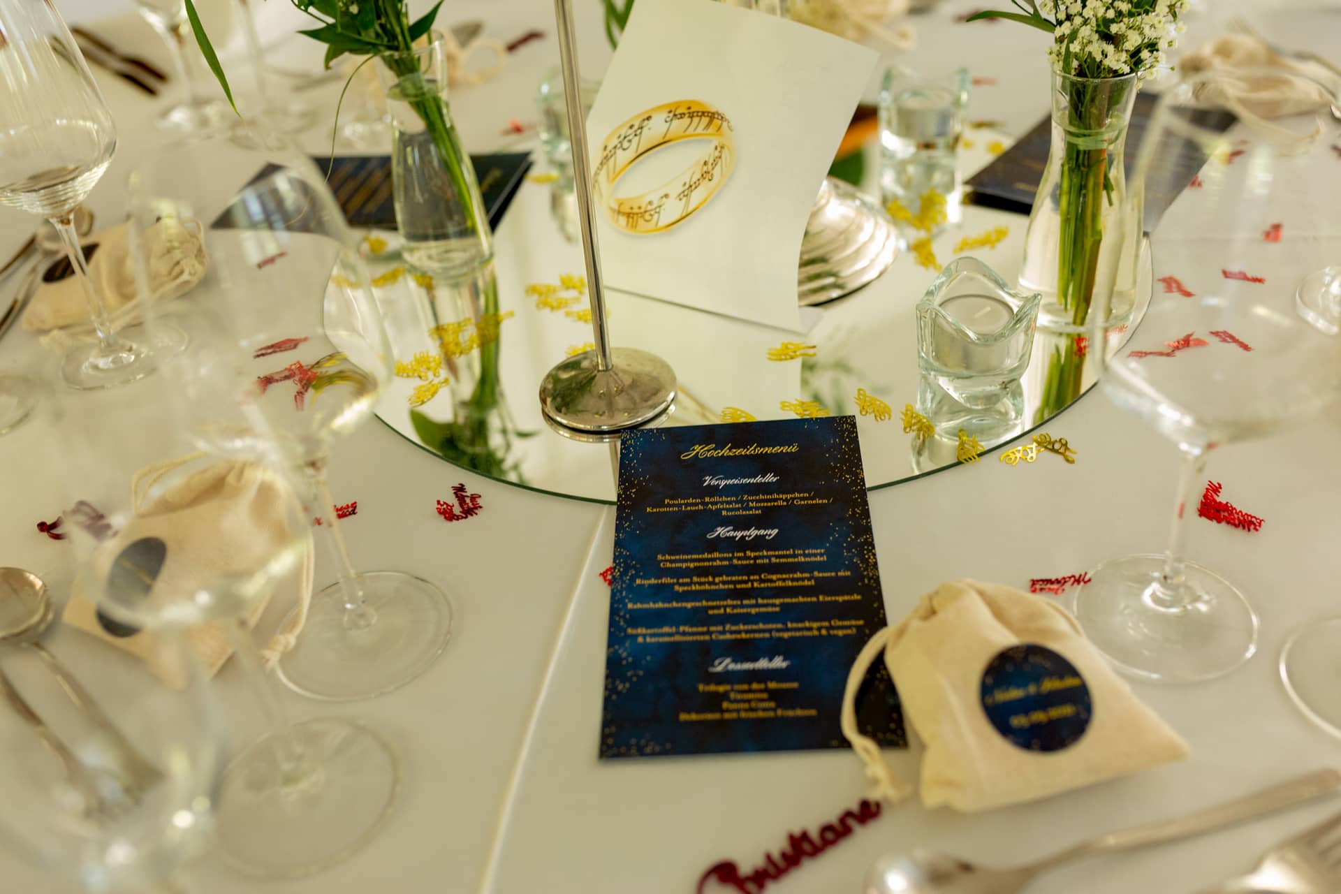 20210903 15 11 17 Wenz Tischdekoration Detail MK3 5660.YJ4WXrZG Festlich dekorierter Saal im Luisenpark mit Tischdekoration aus goldenen Spiegeln und weißen Blumen