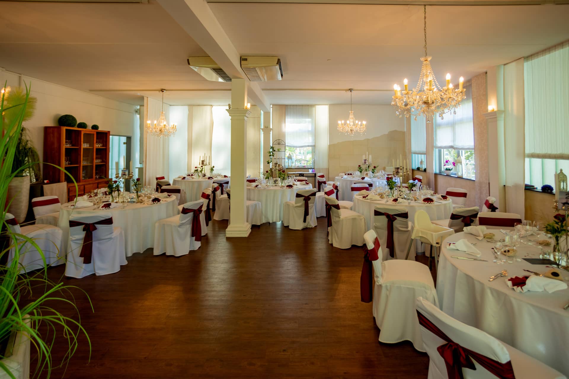 20210903 15 13 09 Wenz Festsaal Luisenpark MK3 5672 HDR.D3S6CHLL Festsaal im Luisenpark Mannheim mit gedeckten Tischen und großen Fenstern zum Park