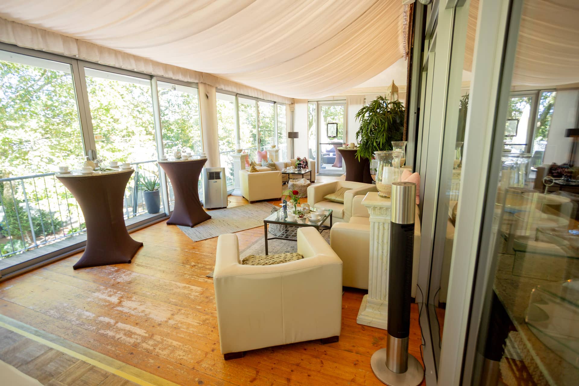 20210903 15 13 23 Wenz Lounge Bereich Festsaal MK3 5679.DfnzkcSO Lounge-Bereich im Festsaal mit Blick in den grünen Luisenpark