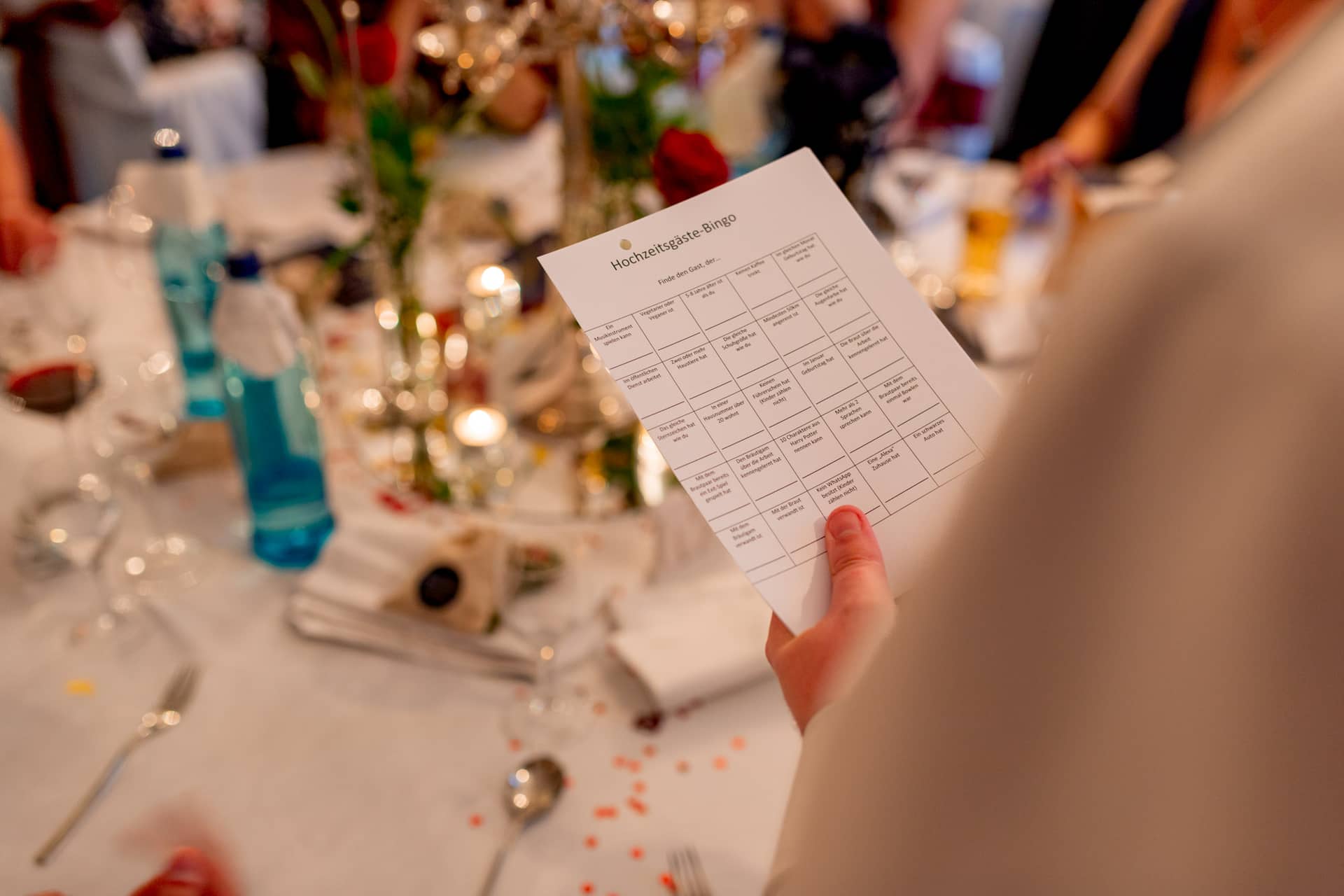 20210903 20 01 06 Wenz Hochzeits Bingo Abendfeier MK3 7395.DvA9N17L Braut mit Hochzeits-Bingo-Karte bei der Abendfeier im Luisenpark
