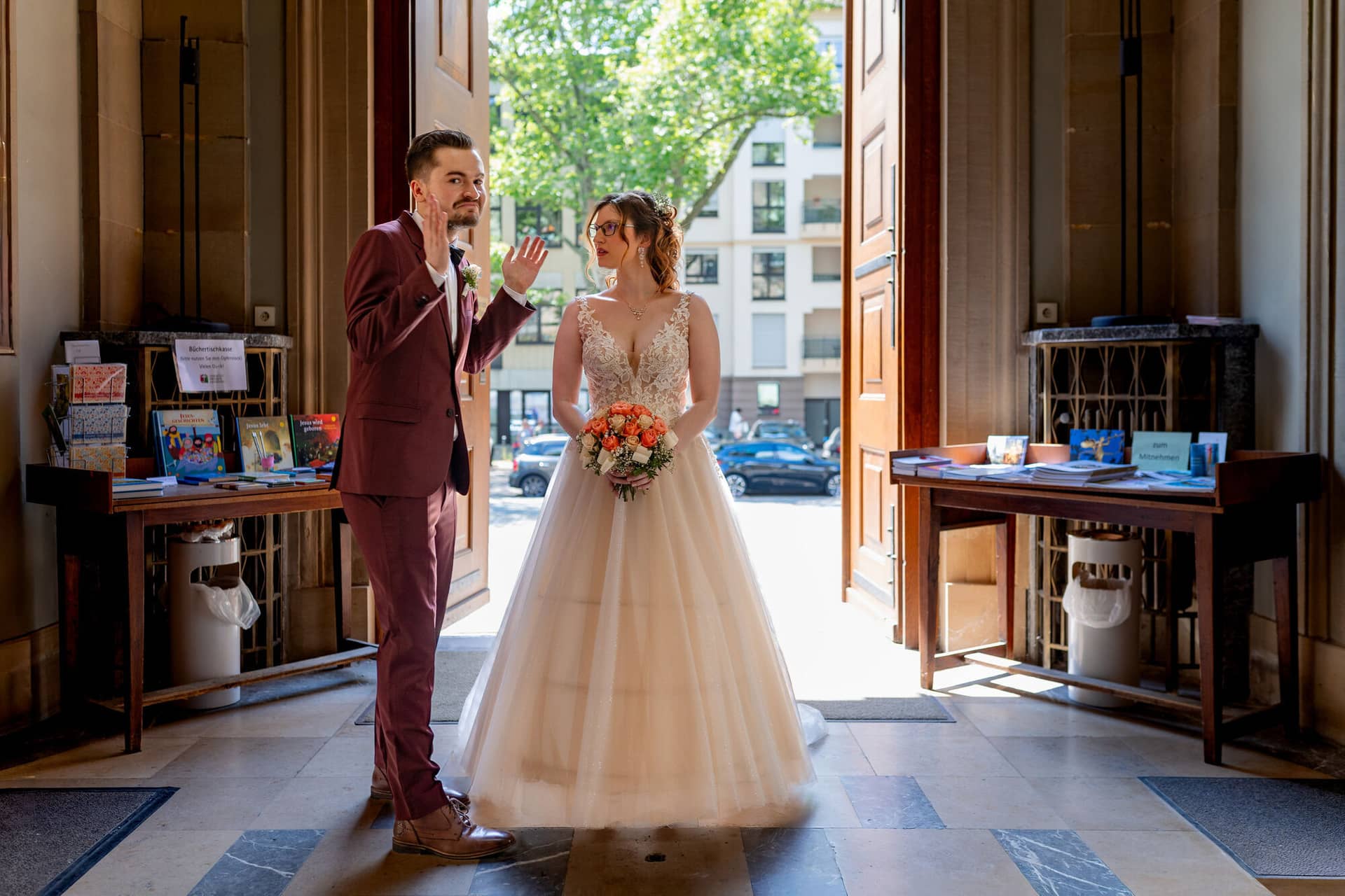 20230610 12 58 33 4K8A8622 2 Hochzeitsfotograf Mannheim Christuskirche Neuleiningen Burgschenke.BXszDWud Bräutigam steht neben der eleganten Braut vor dem Kircheneingang, beide strahlen bei der Ankunft