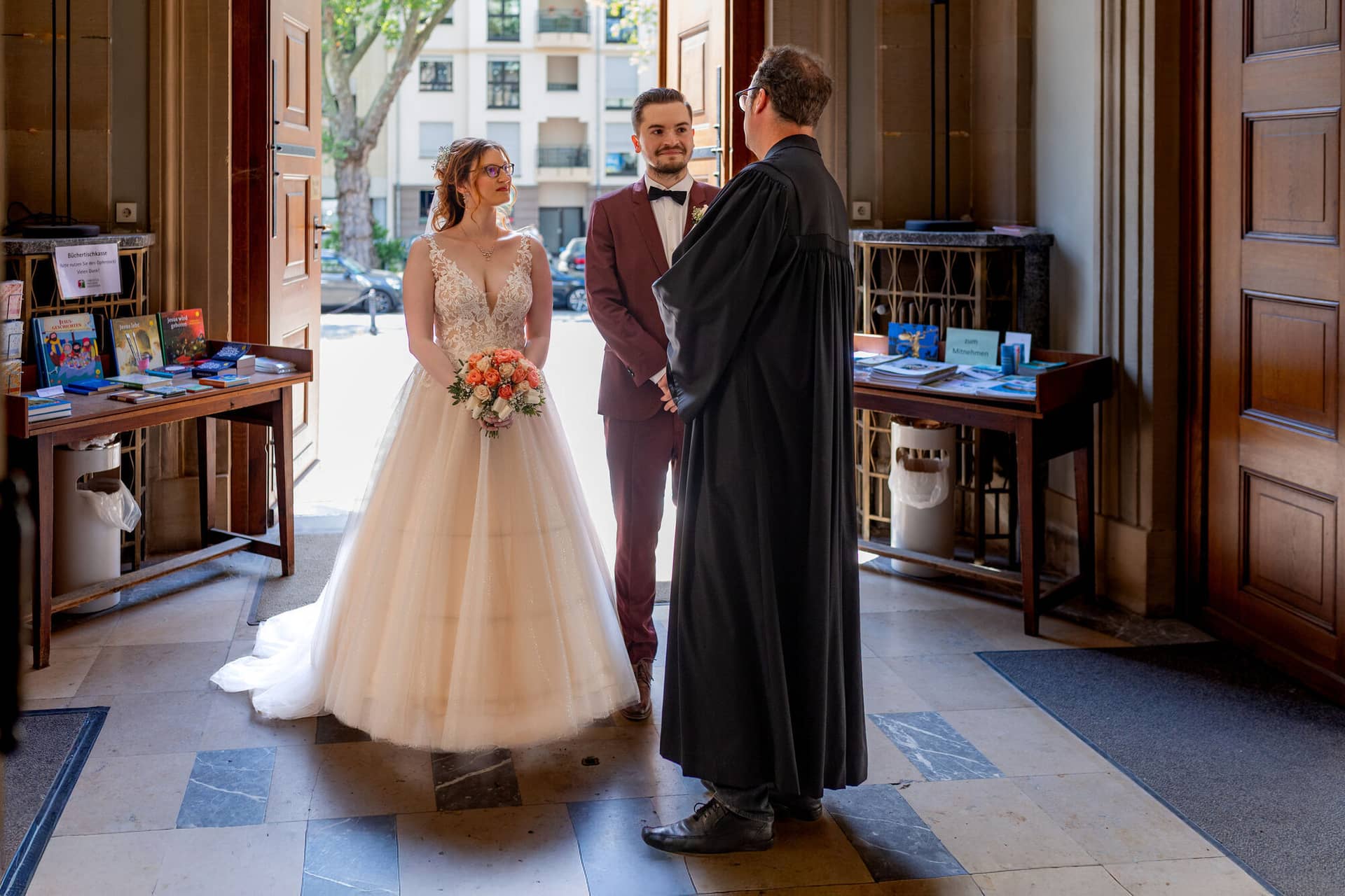 20230610 12 59 13 4K8A8649 2 Hochzeitsfotograf Mannheim Christuskirche Neuleiningen Burgschenke.Cd8iBe9O Braut und Bräutigam sprechen mit dem Priester vor Beginn der kirchlichen Trauung in der Christuskirche