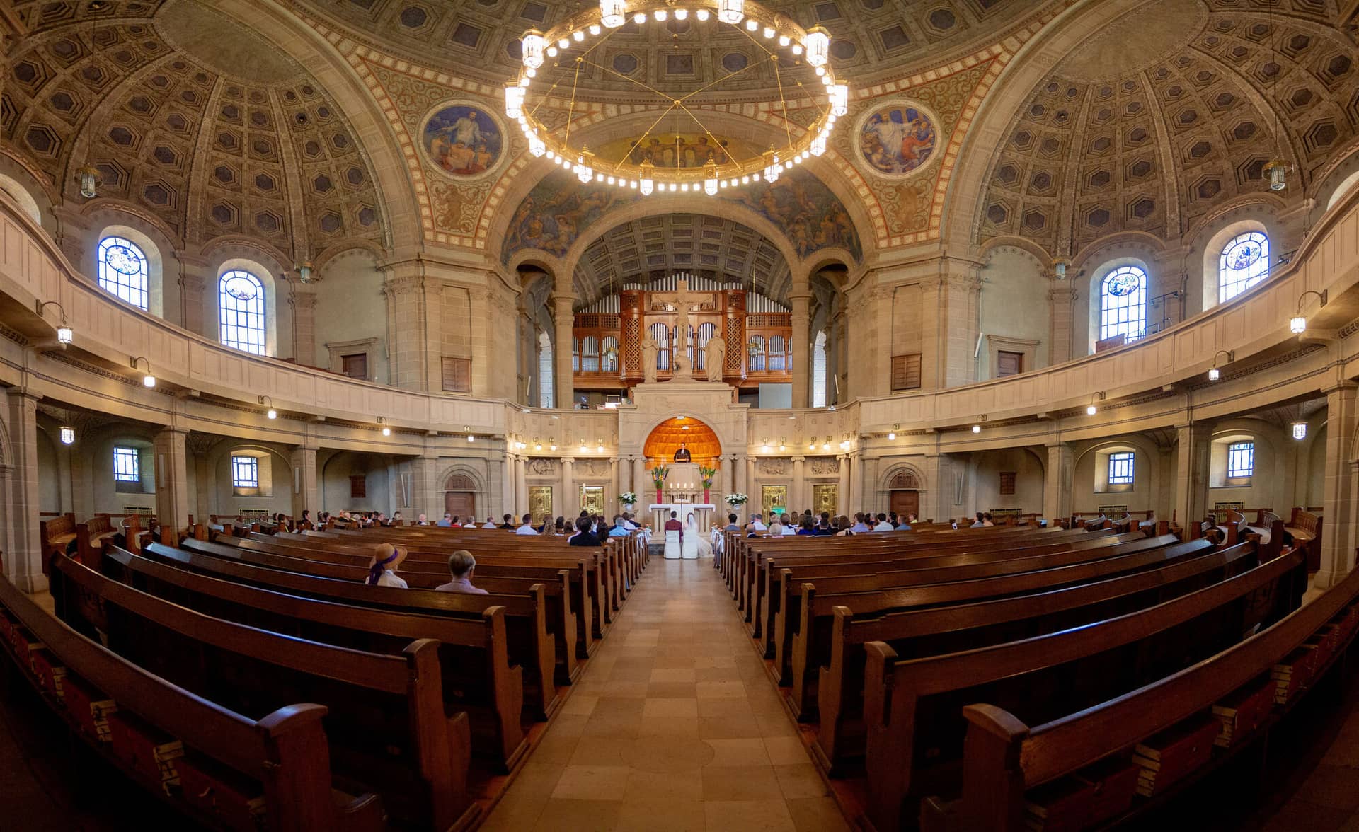 20230610 13 13 09 MK3 0001 Pano Hochzeitsfotograf Mannheim Christuskirche Neuleiningen Burgschenke.BvoCQQ3x Panoramablick über das prächtige Innere der Christuskirche Mannheim mit Hochzeitsgästen bei der Trauung