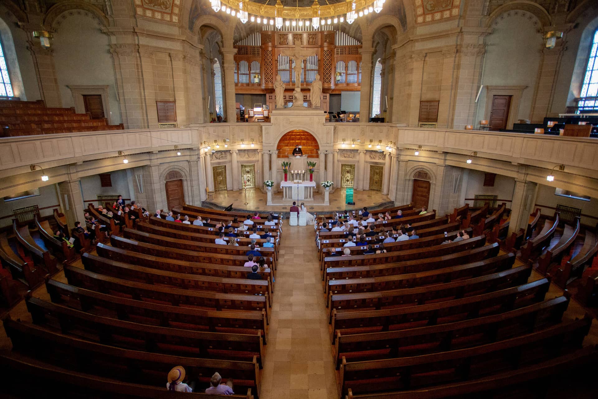 20230610 13 14 39 MK3 0037 Hochzeitsfotograf Mannheim Christuskirche Neuleiningen Burgschenke.CXGi SCA Hochzeitszeremonie im weitläufigen Kirchenschiff der Christuskirche, Gäste in den Bänken vor dem Altar