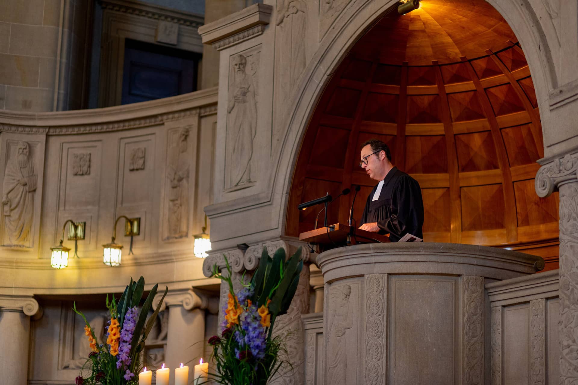 20230610 13 17 08 MK3 0057 Hochzeitsfotograf Mannheim Christuskirche Neuleiningen Burgschenke.HzLRBAgB Priester hält die kirchliche Trauzeremonie im gotischen Kirchenschiff mit Blumen und Kerzen am Altar
