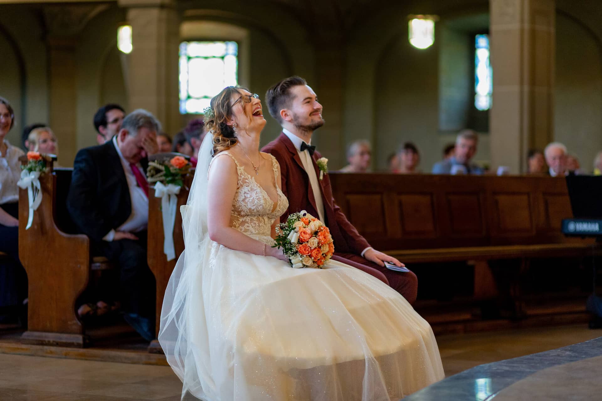 20230610 13 18 00 MK3 0088 Hochzeitsfotograf Mannheim Christuskirche Neuleiningen Burgschenke.CW7wtmei Braut und Bräutigam sitzen glücklich nebeneinander im Kirchenschiff während der Trauung