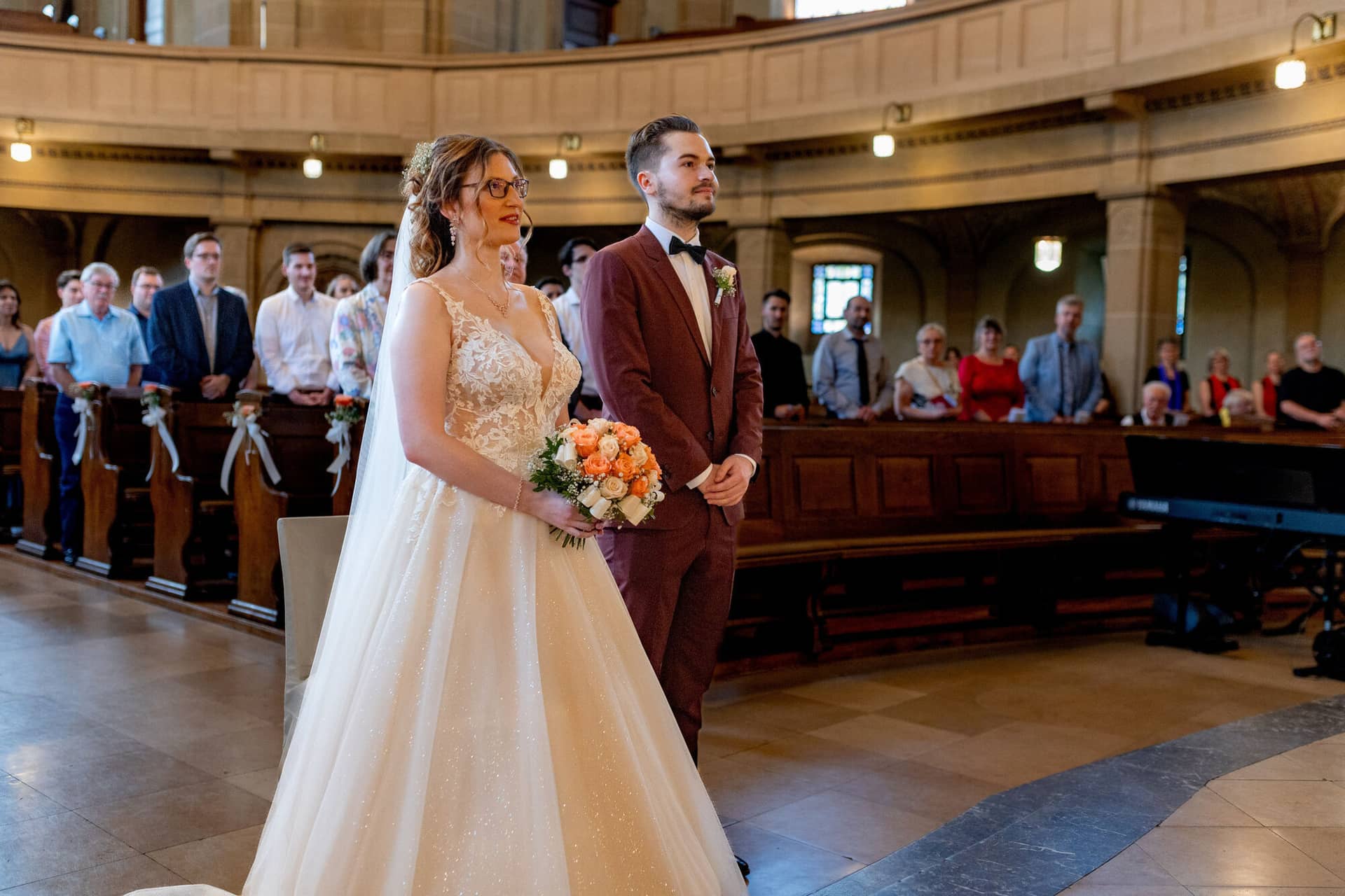 20230610 13 34 20 4K8A9007 Hochzeitsfotograf Mannheim Christuskirche Neuleiningen Burgschenke.CoQwEkzt Braut und Bräutigam stehen würdevoll vor dem Kirchenaltar mit Gästen auf beiden Seiten