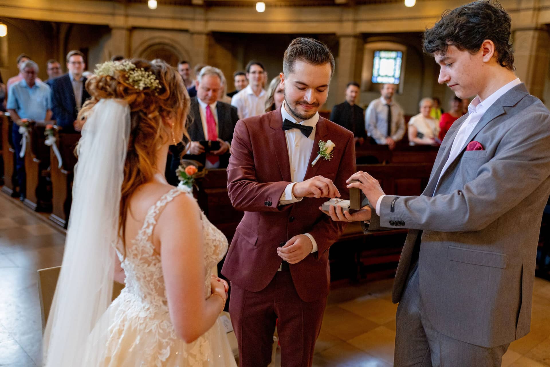 20230610 13 34 47 4K8A9050 Hochzeitsfotograf Mannheim Christuskirche Neuleiningen Burgschenke.BTbUrccU Bräutigam setzt der Braut den Ehering an den Finger, emotionaler Moment beim Ringwechsel in der Kirche