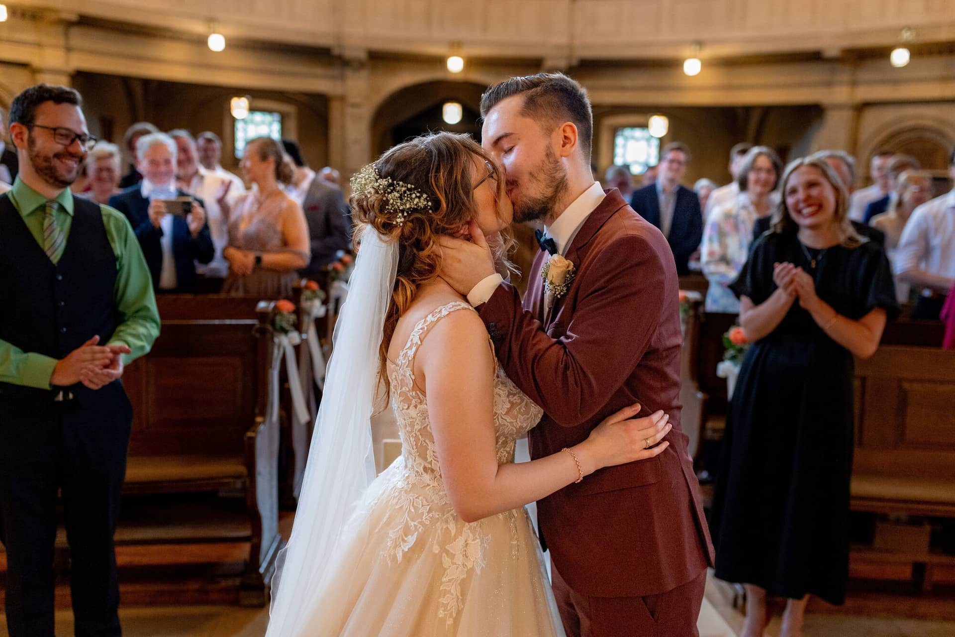 20230610 13 35 48 4K8A9179 Hochzeitsfotograf Mannheim Christuskirche Neuleiningen Burgschenke.HCphz1nM Erster Kuss als Ehepaar in der Christuskirche Mannheim, Gäste klatschen im Kirchenschiff