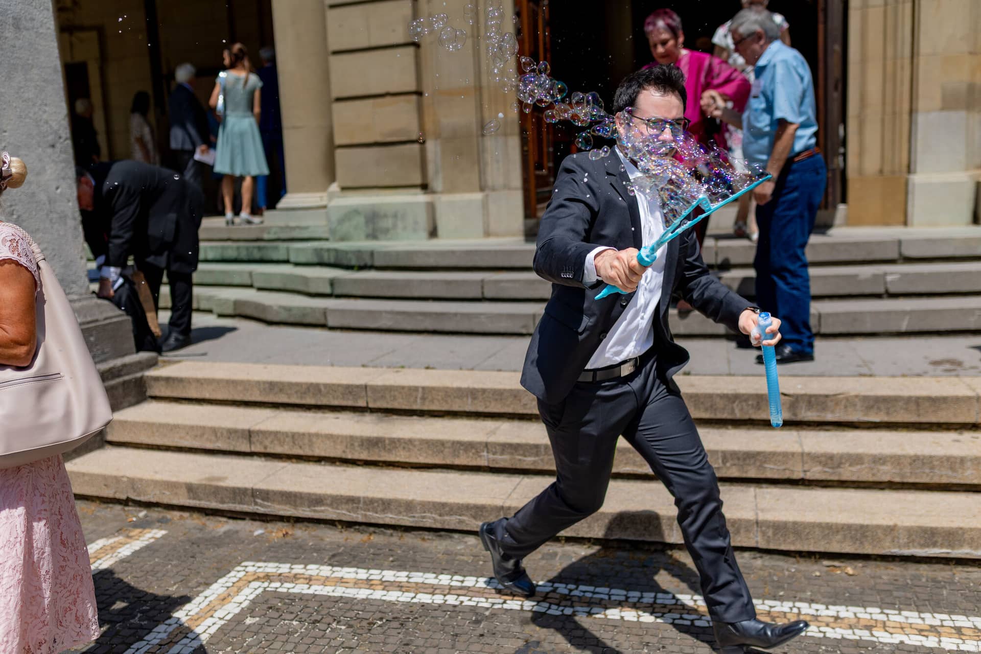20230610 13 59 43 4K8A0497 Hochzeitsfotograf Mannheim Christuskirche Neuleiningen Burgschenke.CASK2xLS Hochzeitsgast wirft Konfetti beim Auszug des Brautpaares aus der Christuskirche