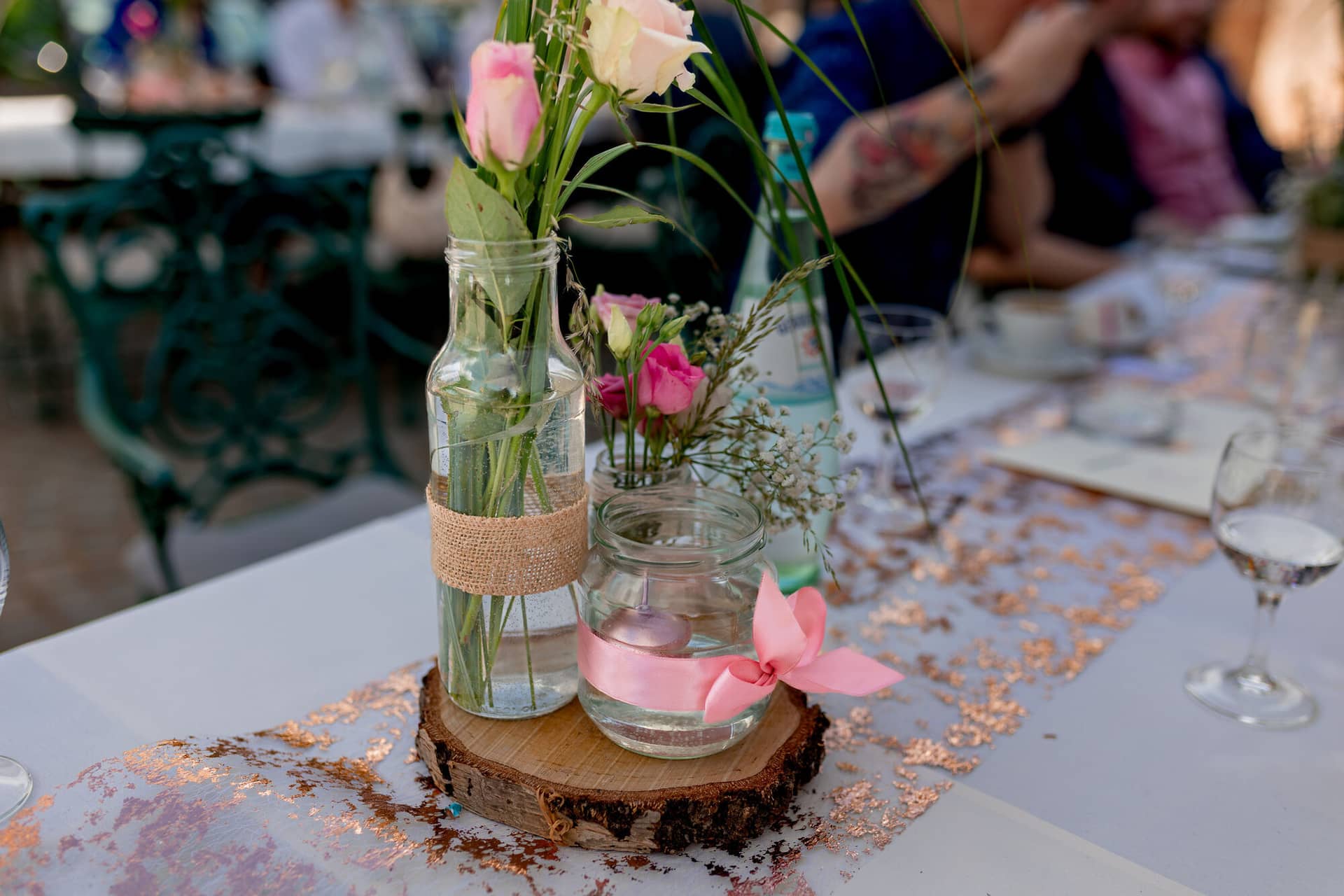 20230610 16 23 33 4K8A2393 Hochzeitsfotograf Mannheim Christuskirche Neuleiningen Burgschenke.WlMbWN7A Rustikale Tischdekoration mit Rosenglasern, Gräsern und Holzelementen auf dem Hochzeitstisch in der Burgschenke