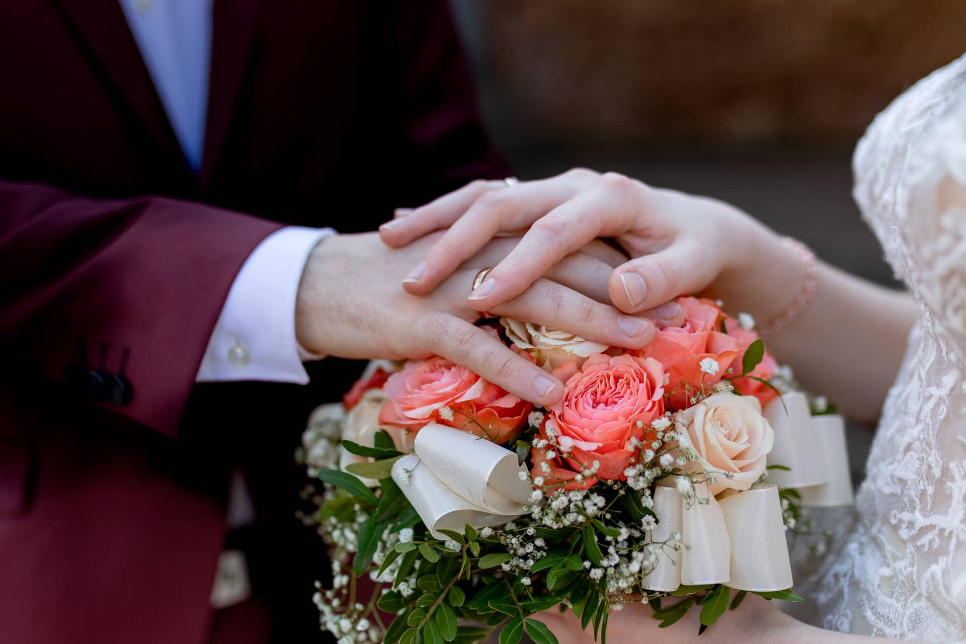 20230610 18 22 15 4K8A4710 Hochzeitsfotograf Mannheim Christuskirche Neuleiningen Burgschenke.FR88ZZjg Brautpaar hält sich zärtlich an den Händen mit dem Brautstrauß, verträumter Blick in die Abendsonne