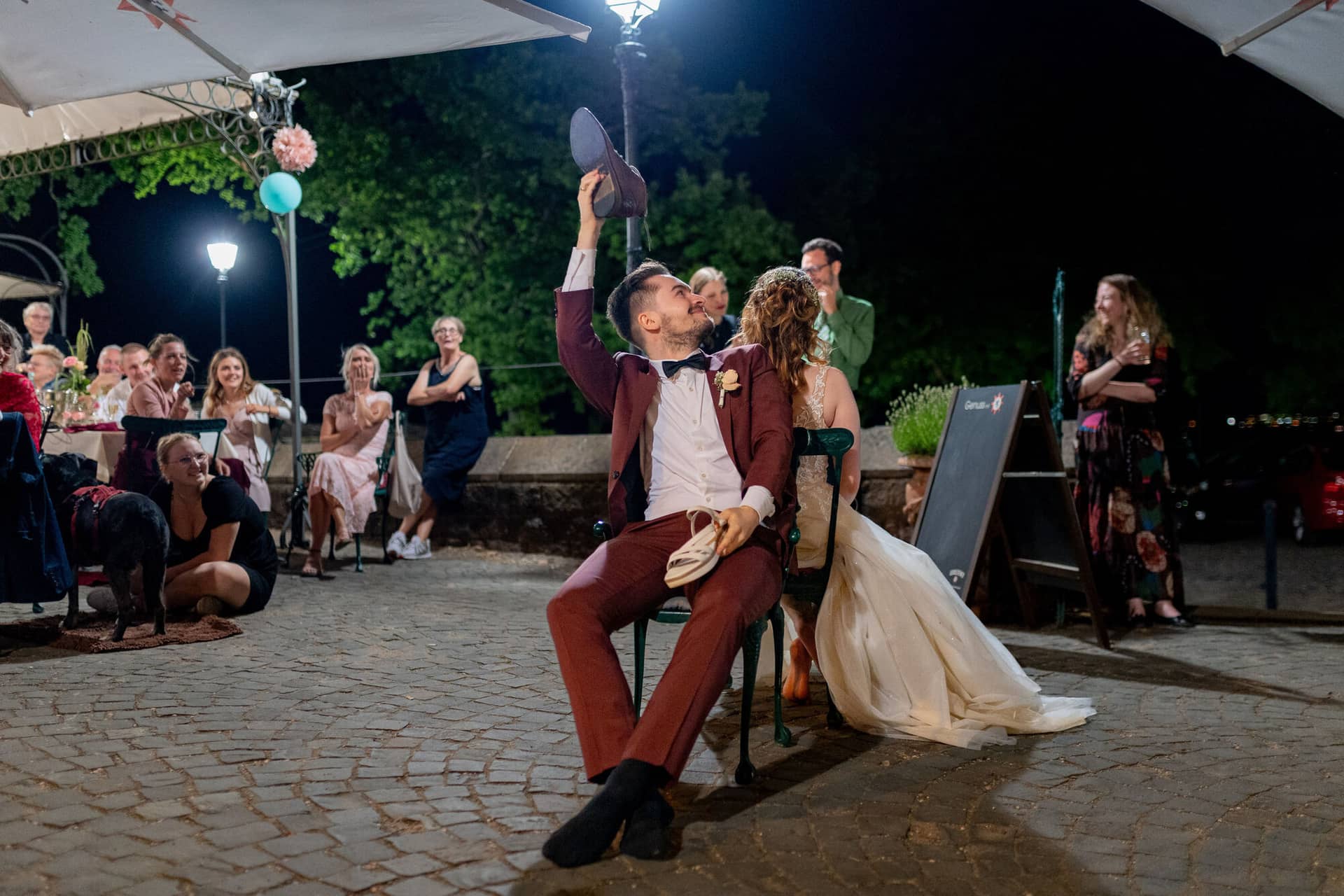 20230610 23 18 03 4K8A8633 Hochzeitsfotograf Mannheim Christuskirche Neuleiningen Burgschenke.1j362KyS Brautpaar küsst sich leidenschaftlich unter einem Regenschirm, während jubelnde Gäste sie umringen