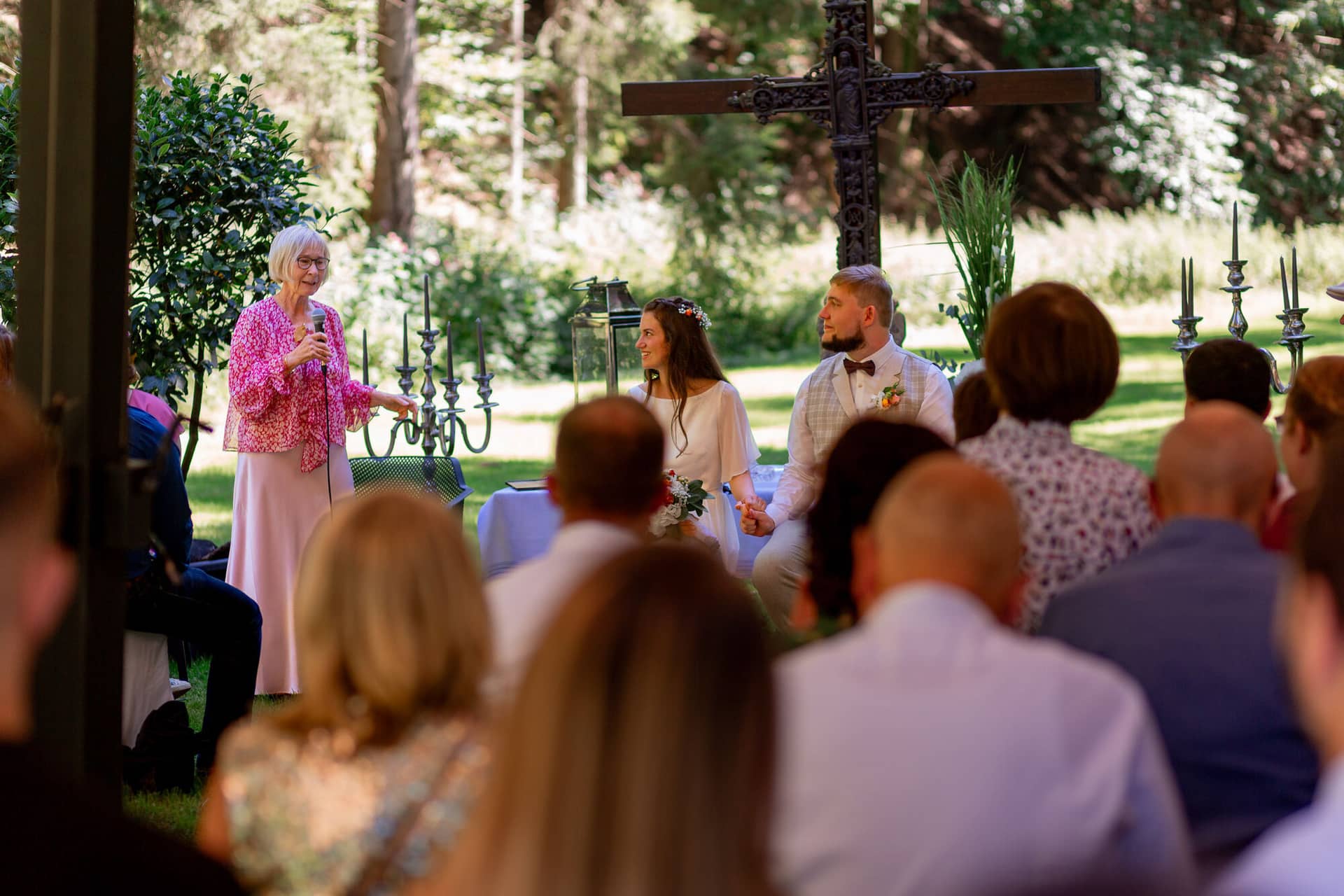 20230811 14 36 31 Hochzeit Elztal Hochzeitsfotograf Heiraten Heidelberg Landgasthof Heidersbacher Muehle MK3 8800.MxZNh6Ku Freie Trauung im Elztal-Wald – Traurednerin hält Ansprache, Gäste sitzen im Kreis unter Bäumen