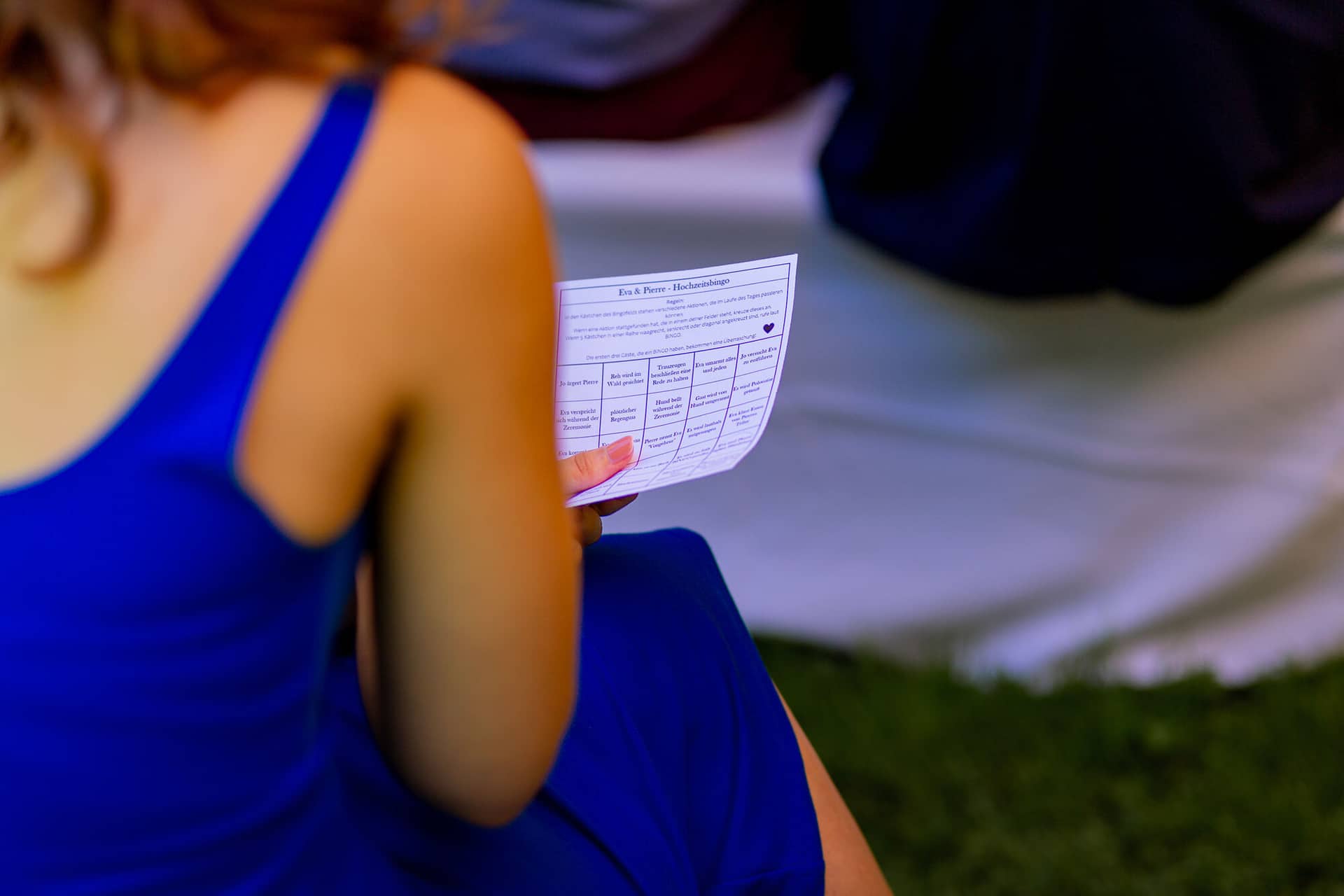 20230811 14 36 40 Hochzeit Elztal Hochzeitsfotograf Heiraten Heidelberg Landgasthof Heidersbacher Muehle MK3 8806.DGBvy6SX Traurednerin im blauen Kleid zeigt liebevolles Hochzeitsplakat mit den Namen Eva & Pierre