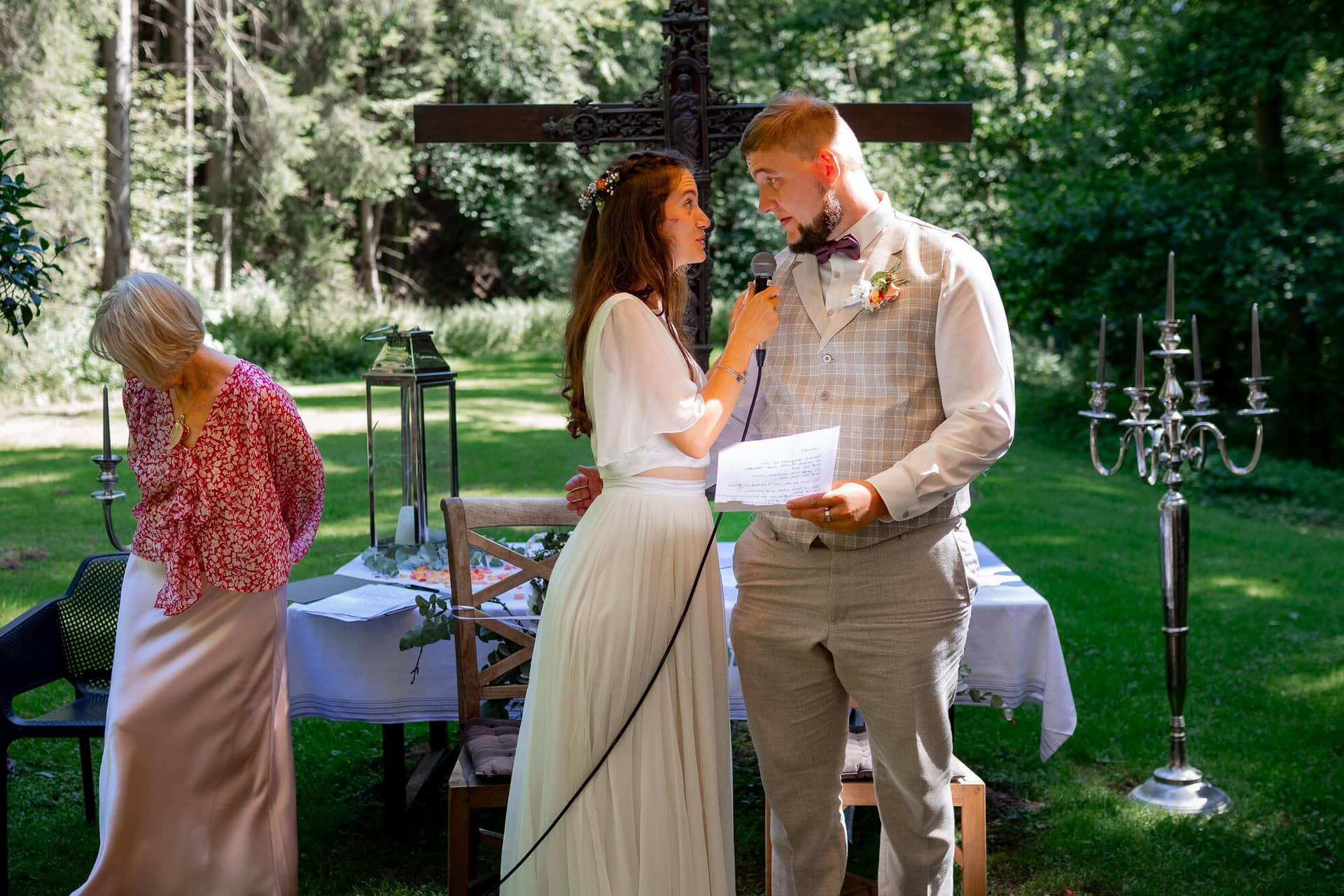 20230811 14 57 20 Hochzeit Elztal Hochzeitsfotograf Heiraten Heidelberg Landgasthof Heidersbacher Muehle 4K8A1460.HL1T4KdI Bräutigam liest seine persönlichen Worte vor der Traurednerin und der Hochzeitsgesellschaft