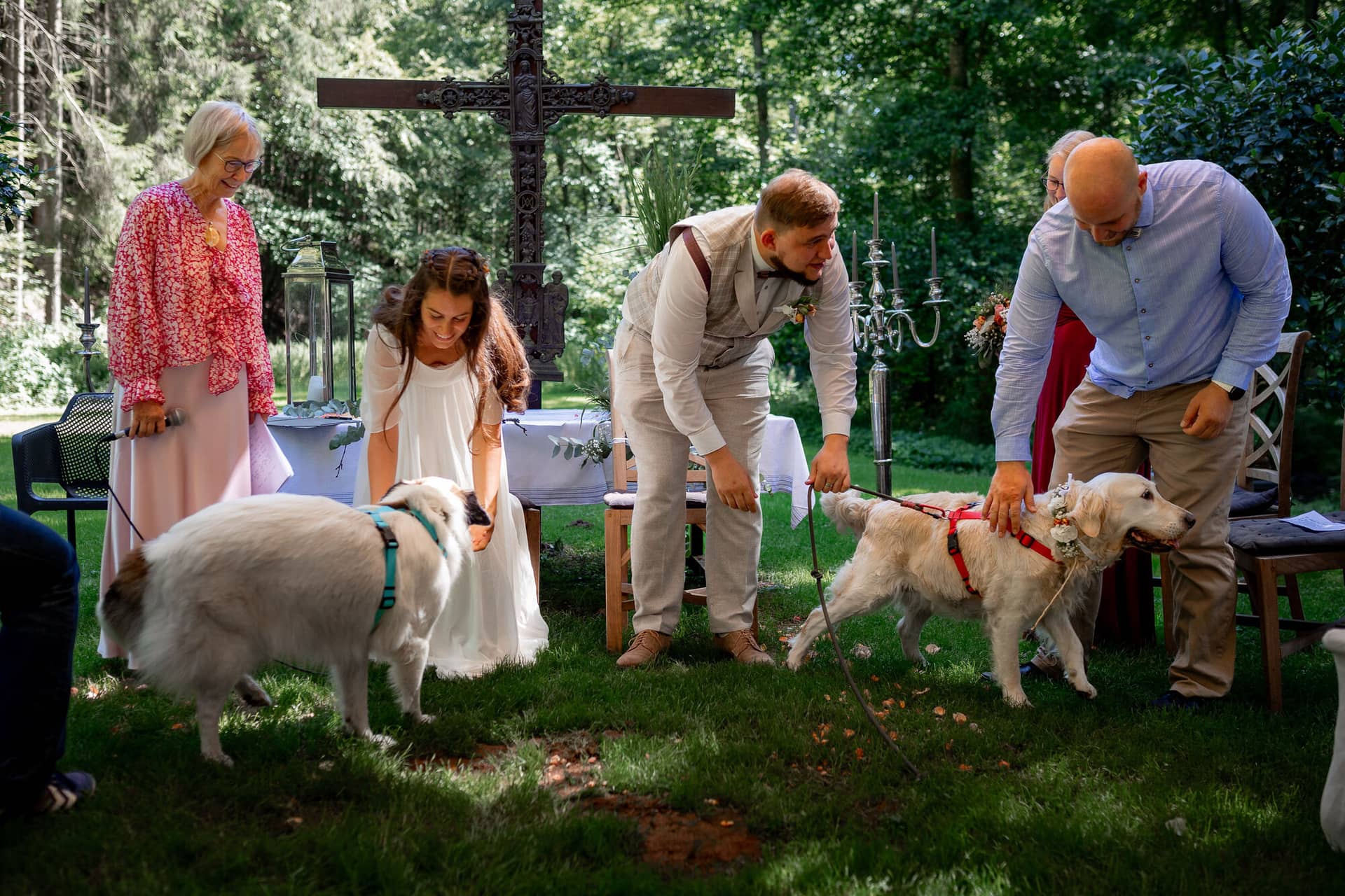 20230811 14 59 12 Hochzeit Elztal Hochzeitsfotograf Heiraten Heidelberg Landgasthof Heidersbacher Muehle 4K8A1704.CeD713e8 Brautpaar mit zwei weißen Golden Retrievern vor dem Holzkreuz – das Ja-Wort mit tierischer Begleitung