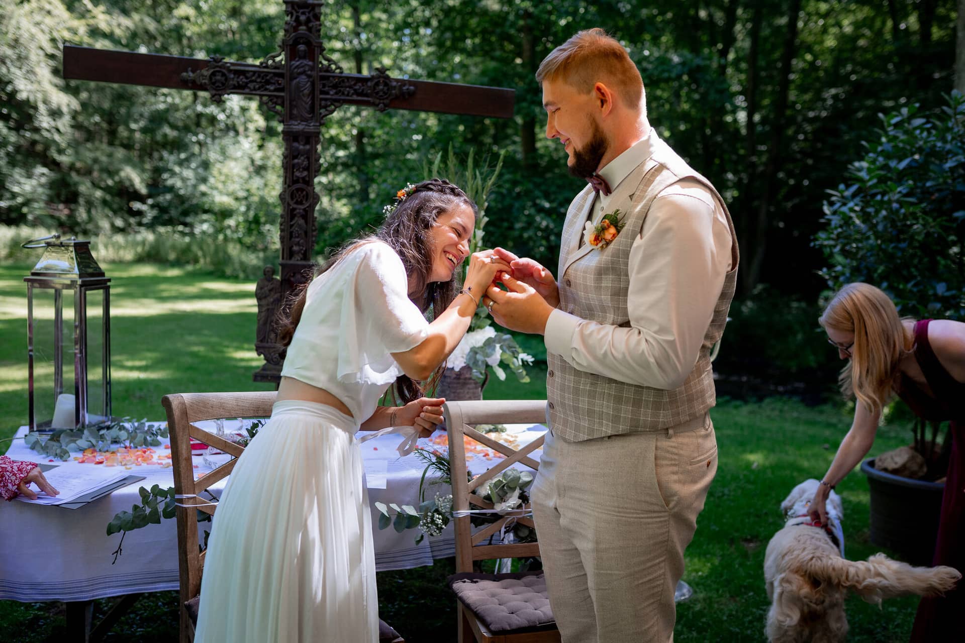 20230811 15 00 08 Hochzeit Elztal Hochzeitsfotograf Heiraten Heidelberg Landgasthof Heidersbacher Muehle 4K8A1845.BMzNeplt Brautpaar steckt sich die Eheringe an – der emotionale Höhepunkt der freien Trauung im Elztal