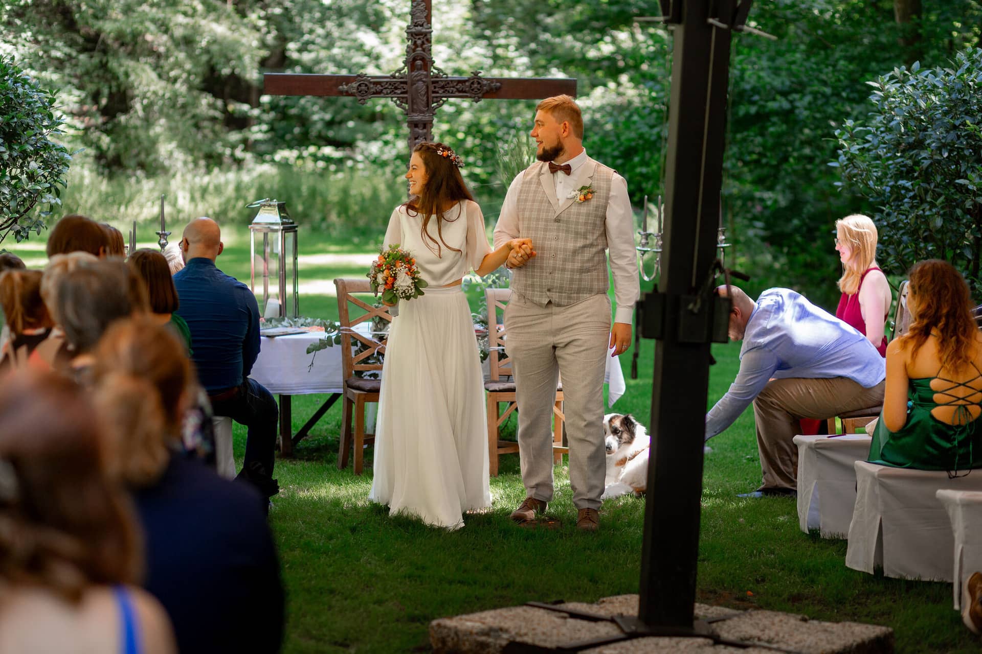20230811 15 08 22 Hochzeit Elztal Hochzeitsfotograf Heiraten Heidelberg Landgasthof Heidersbacher Muehle MK3 9453.BIgieD8H Brautpaar schüttelt Hände und empfängt herzliche Glückwünsche der Hochzeitsgesellschaft