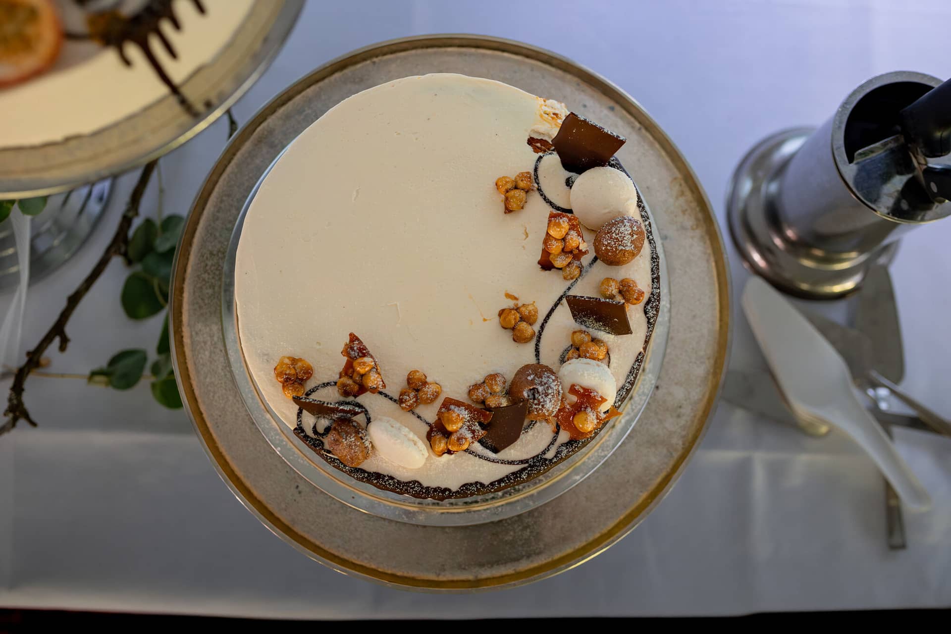 20230811 16 19 29 Hochzeit Elztal Hochzeitsfotograf Heiraten Heidelberg Landgasthof Heidersbacher Muehle 4K8A5193 Verbessert RR.KDNhxUOF Hochzeitstorte von oben – weiße Creme mit gerösteten Nüssen, Marshmallows und Schokoladenspänen