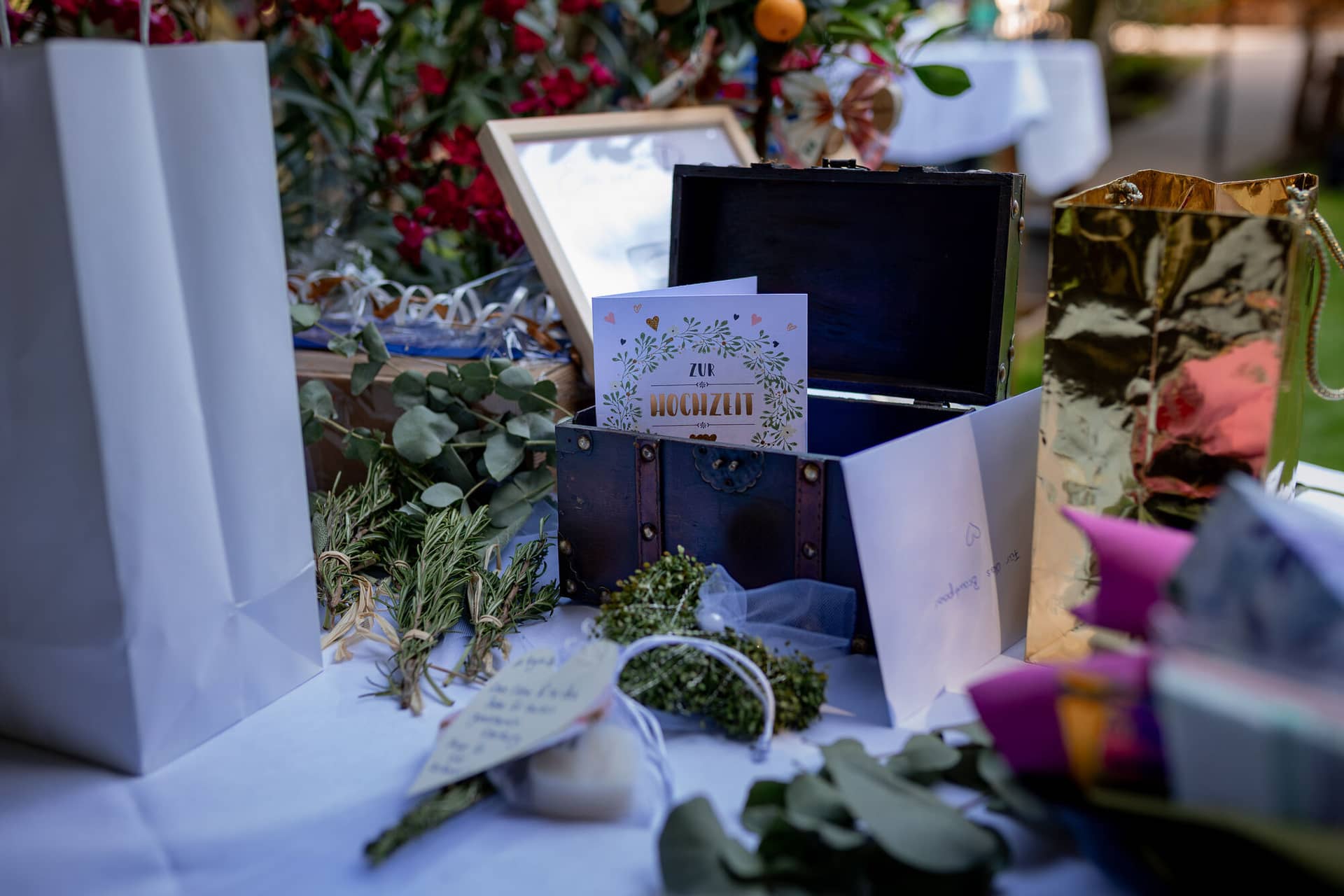 20230811 16 21 46 Hochzeit Elztal Hochzeitsfotograf Heiraten Heidelberg Landgasthof Heidersbacher Muehle 4K8A5237 Verbessert RR.KtXptVMp Rustikales Holzschließfach mit Herz-Formen und Blumen – persönliches Deko-Detail der Hochzeit