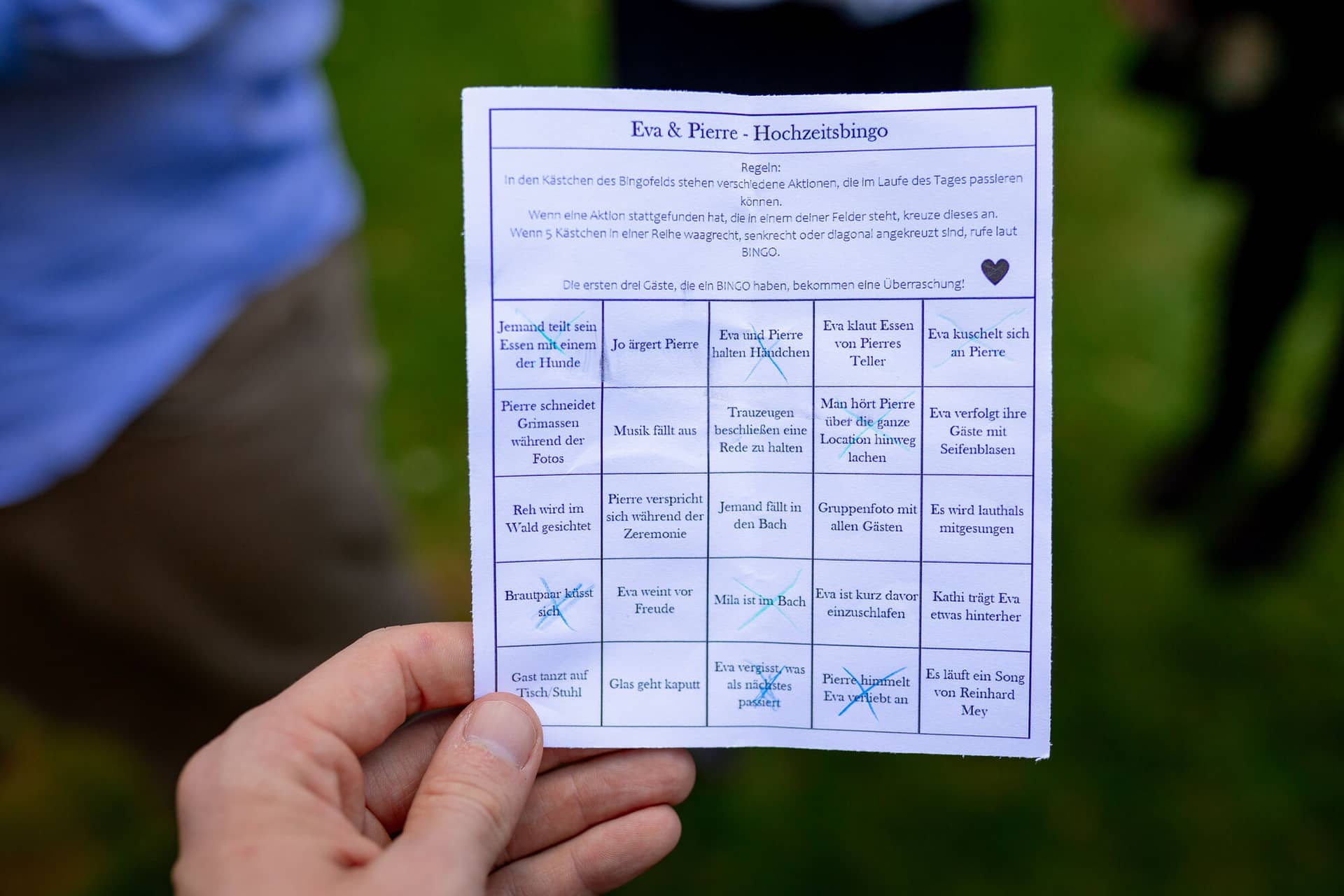 20230811 16 28 08 Hochzeit Elztal Hochzeitsfotograf Heiraten Heidelberg Landgasthof Heidersbacher Muehle 4K8A5281.DkCGosyi Braut und Bräutigam beim romantischen Brautpaarshooting am Bach der Heidersbacher Mühle