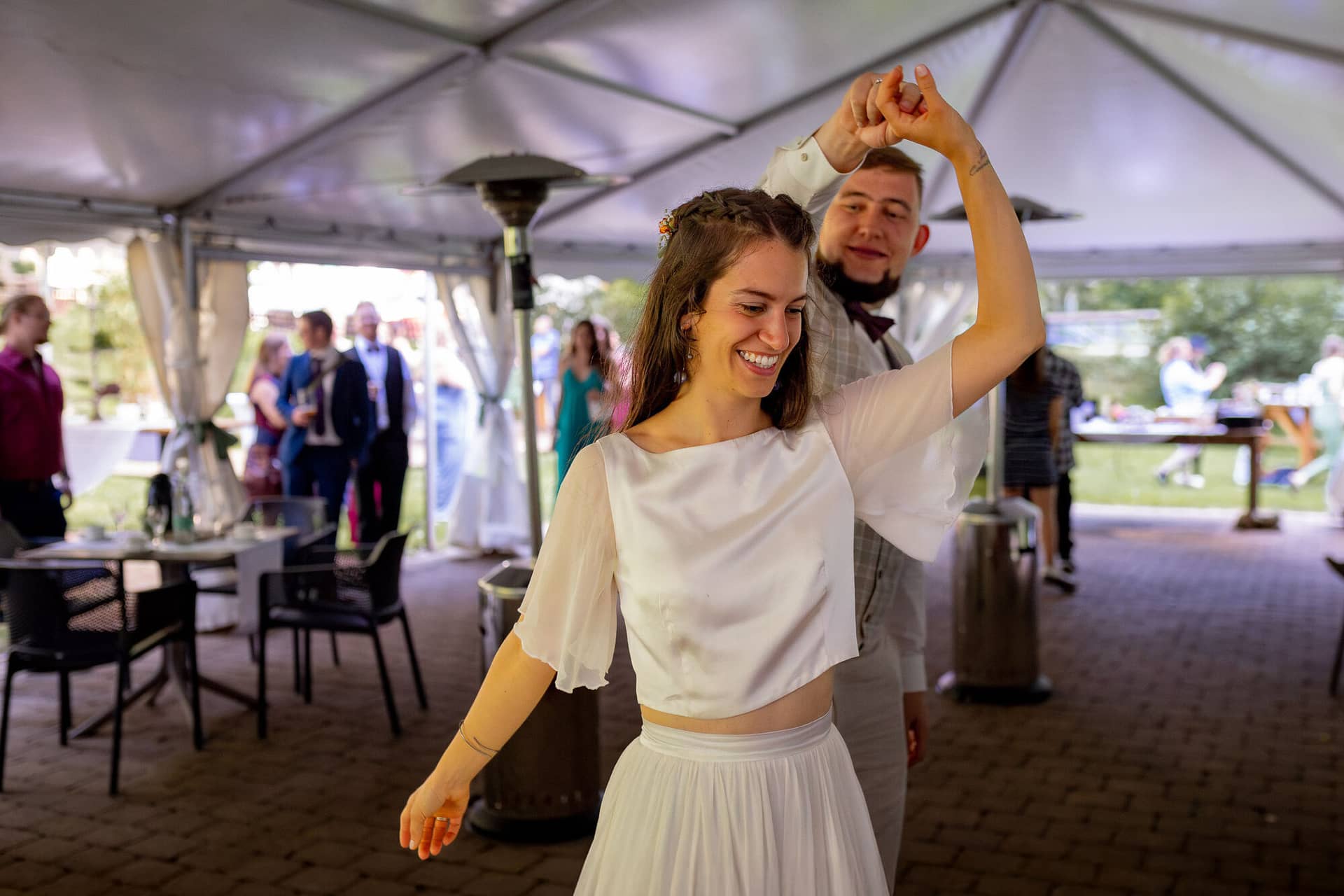 20230811 16 33 49 Hochzeit Elztal Hochzeitsfotograf Heiraten Heidelberg Landgasthof Heidersbacher Muehle 4K8A5466 Verbessert RR.B4W7cMlY Erster Tanz des Brautpaares unter dem weißen Zeltdach der Heidersbacher Mühle